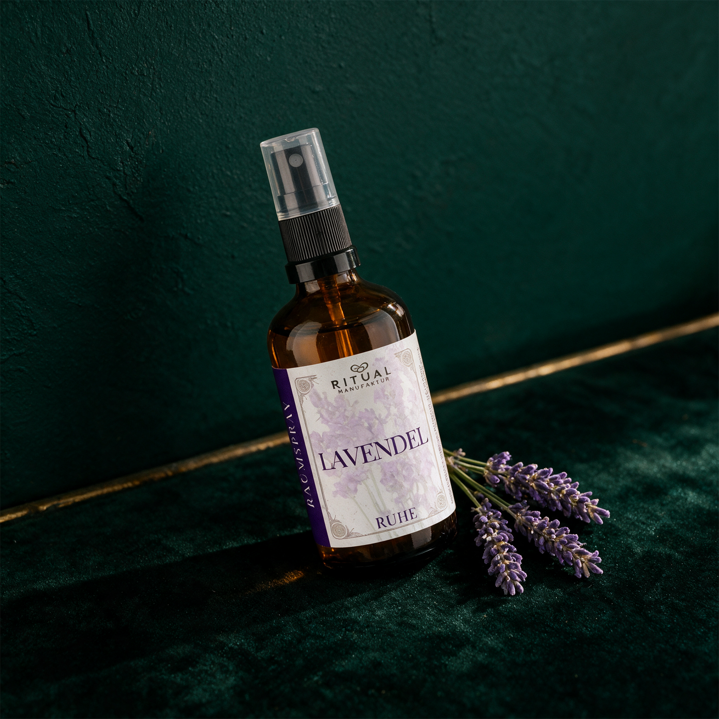 Lavendel Spray in alternativer Ansicht auf dunklem Steinuntergrund