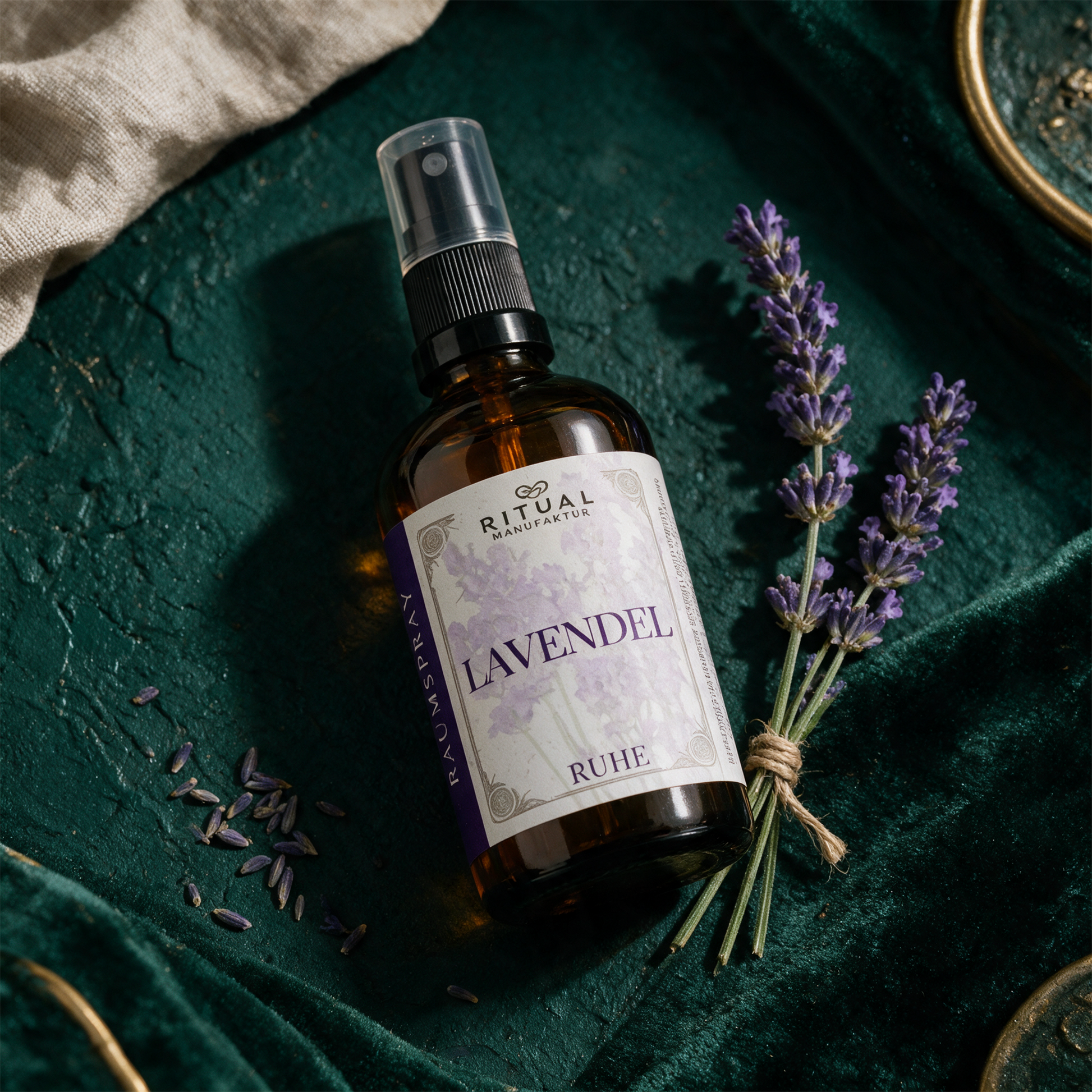 Lavendel Spray auf einer Ablage neben frischem Lavendel