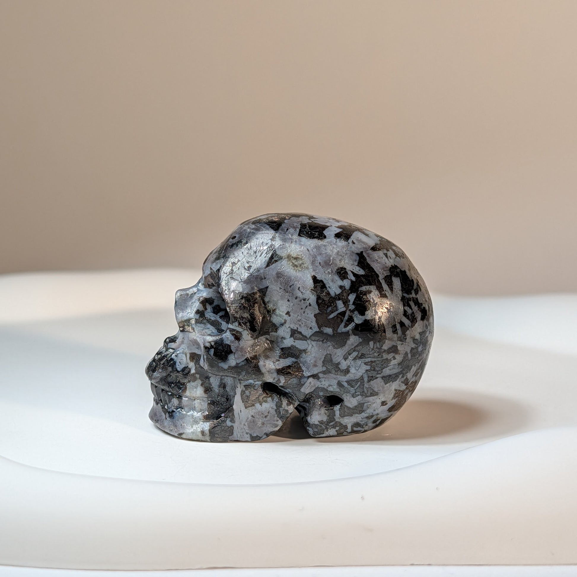 Kristallschädel Esben Nephelin 90g