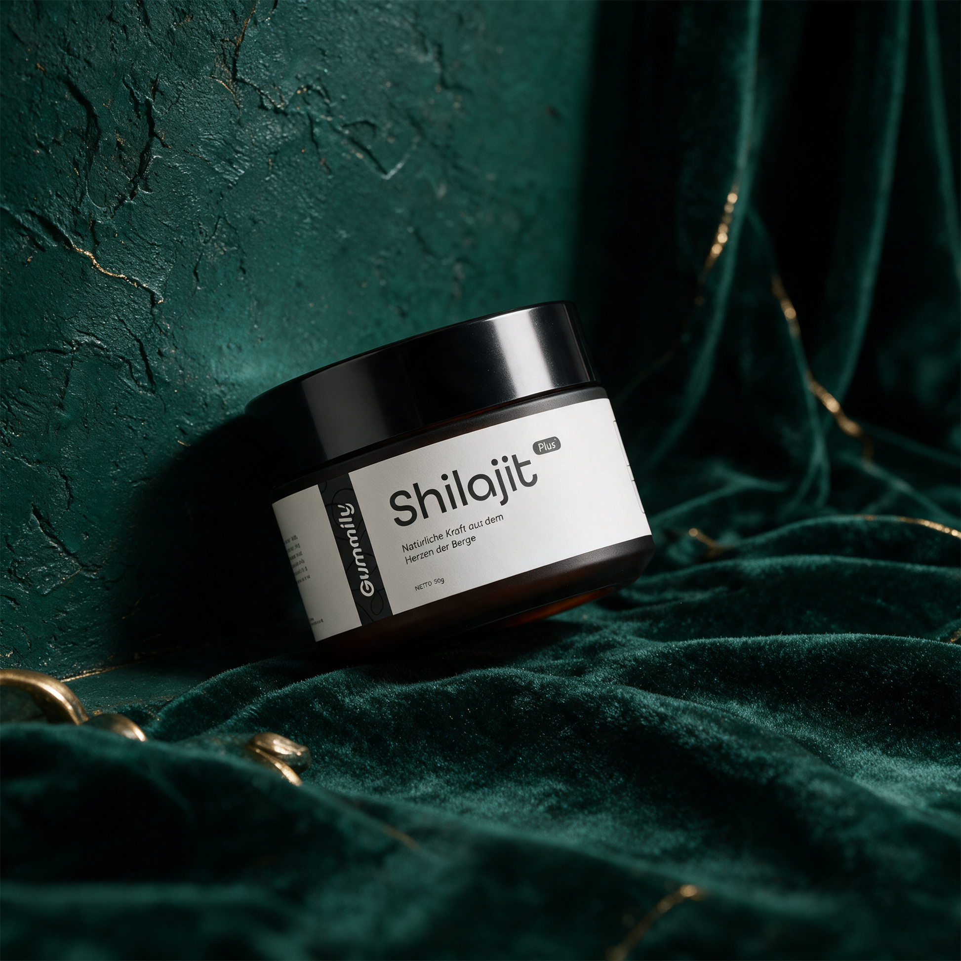 Shilajit-Paste von der Seite vor tiefgrünem Hintergrund