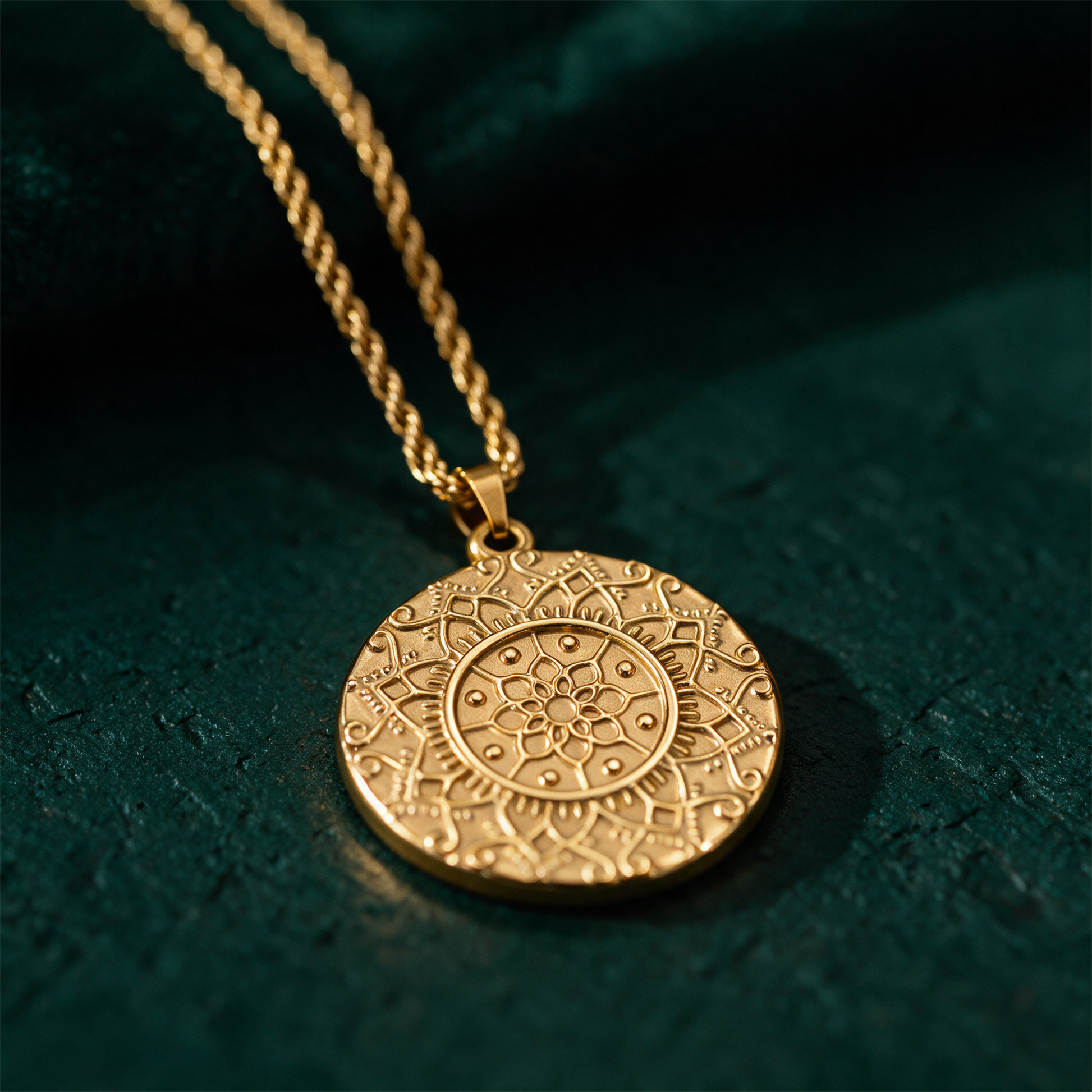 Mandala Kette â€žI am enoughâ€œ | Vergoldet mit verdeckter Gravur â€“ Detailansicht vor tiefem SmaragdgrÃ¼n