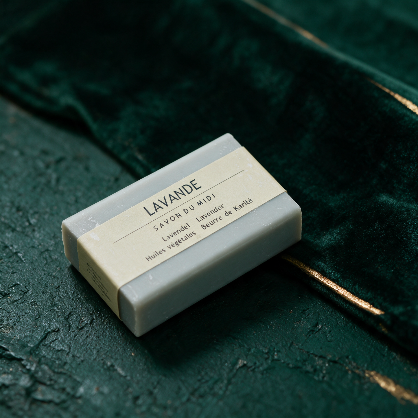 Lavendel-Naturseife von der Seite vor tiefgrünem Hintergrund