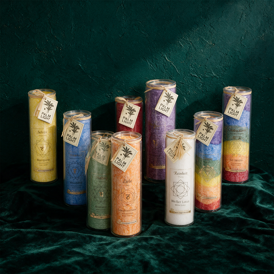Chakra Kerze in alternativer Produktansicht vor dunklem Grün
