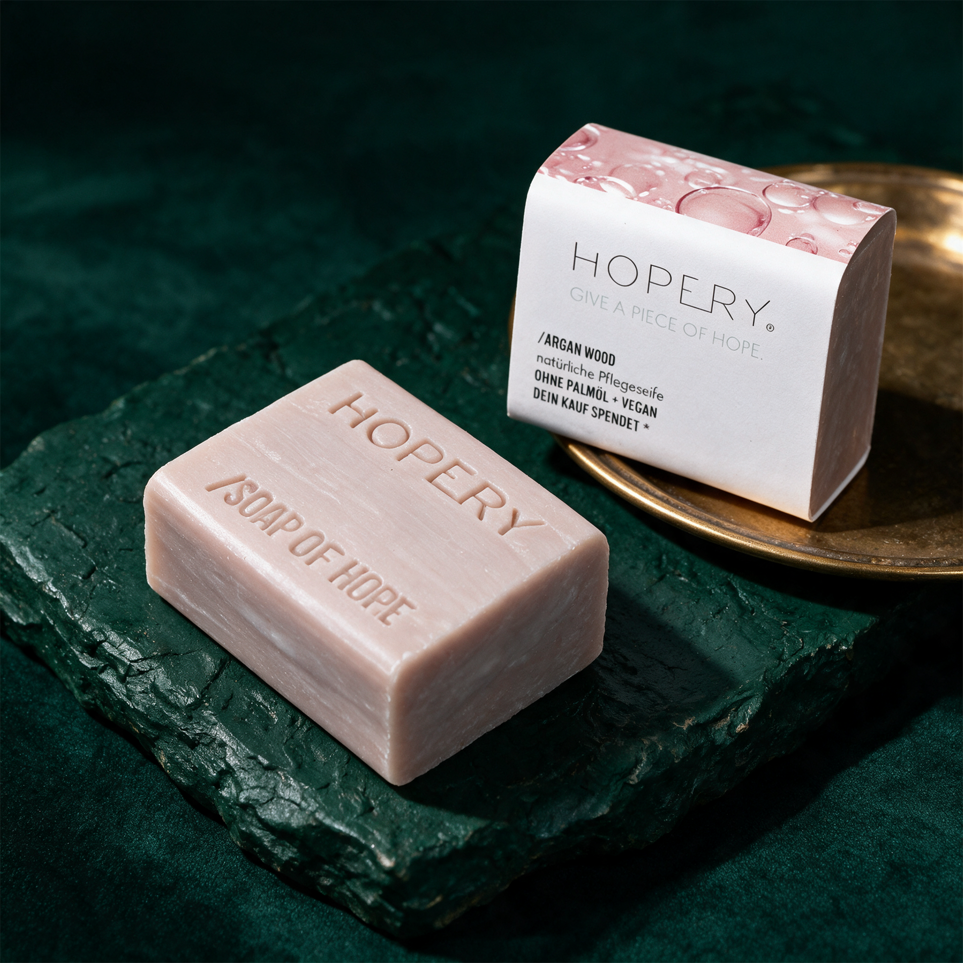 /ARGAN WOOD - Hand- & KÃ¶rperseife- 100 g - PalmÃ¶lfrei, Vegan â€“ alternative Produktansicht vor tiefem SmaragdgrÃ¼n