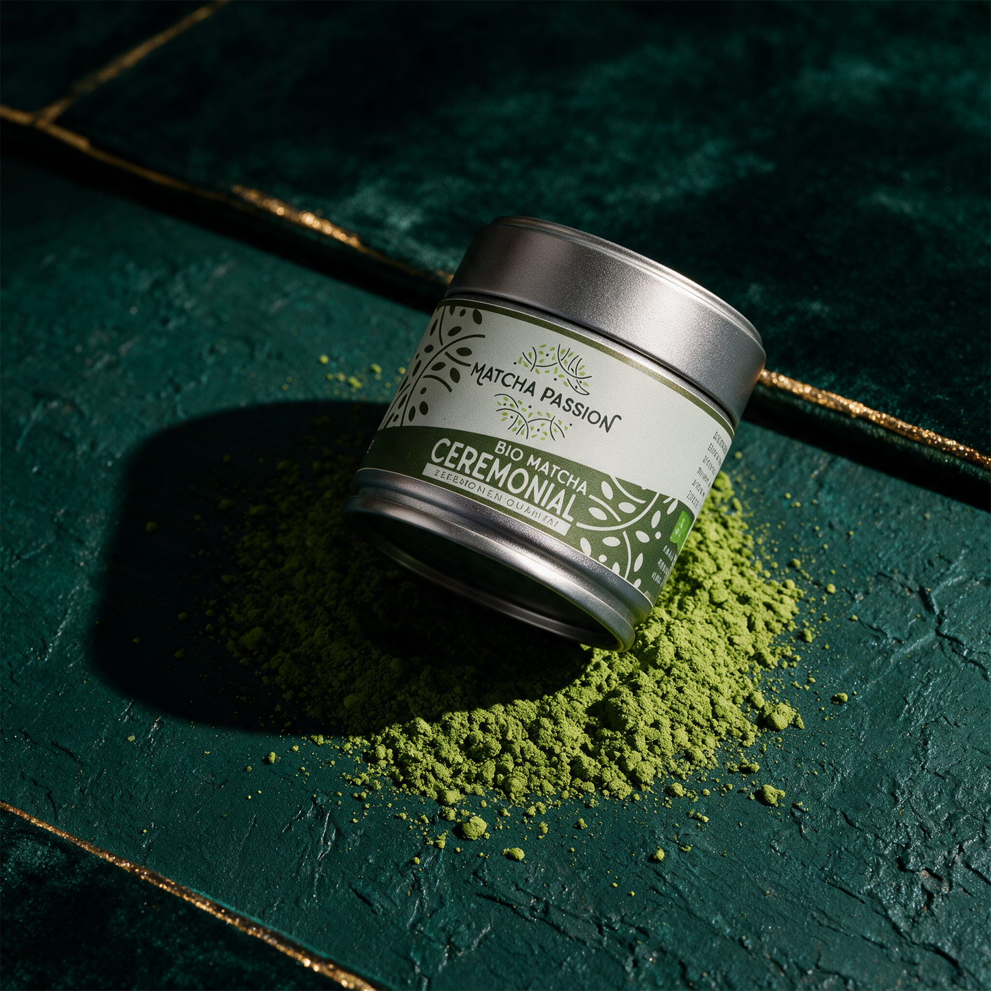 Bio Matcha Ceremonial in alternativer Produktansicht vor dunklem Grün