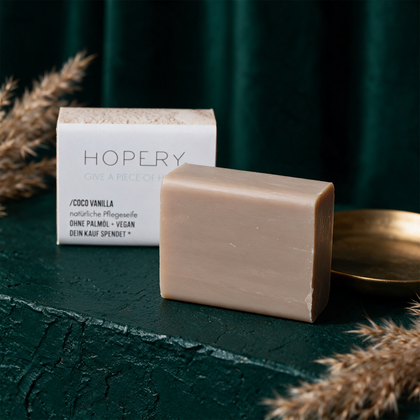 /COCO VANILLA bar soap Hand- & KÃ¶rperseife- 100 g - PalmÃ¶lfrei, Vegan â€“ Detailansicht vor tiefem SmaragdgrÃ¼n