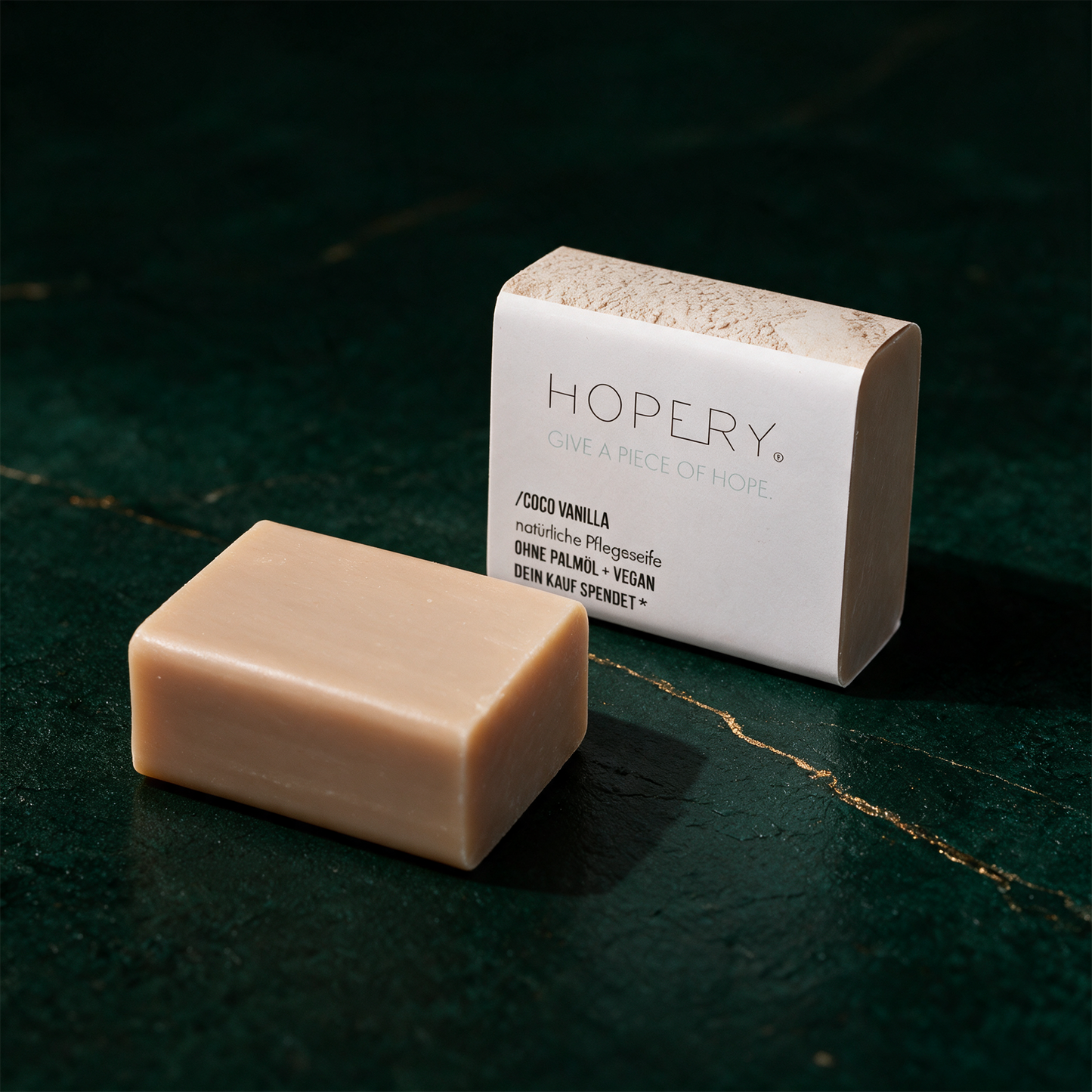 /COCO VANILLA bar soap Hand- & KÃ¶rperseife- 100 g - PalmÃ¶lfrei, Vegan â€“ Anwendung vor tiefem SmaragdgrÃ¼n
