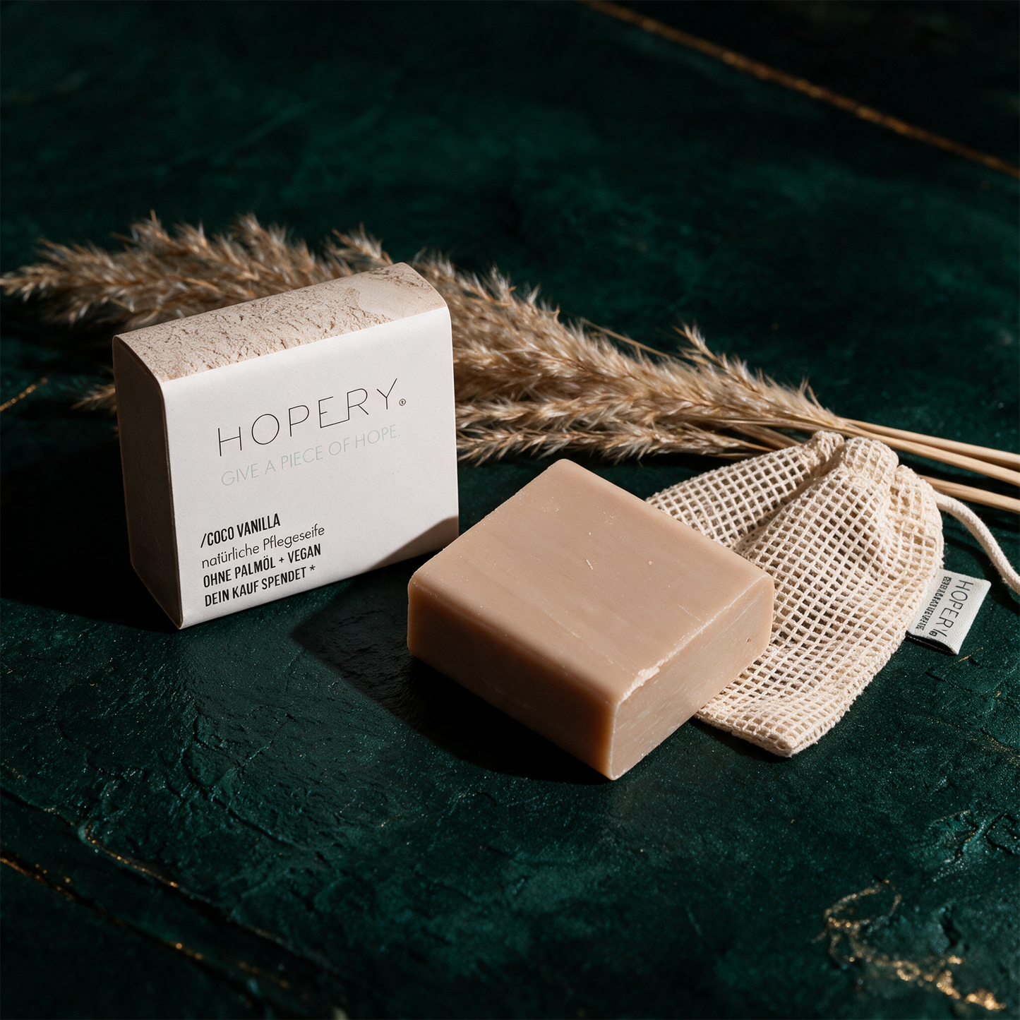 /COCO VANILLA bar soap Hand- & KÃ¶rperseife- 100 g - PalmÃ¶lfrei, Vegan â€“ Material- und Setansicht vor tiefem SmaragdgrÃ¼n