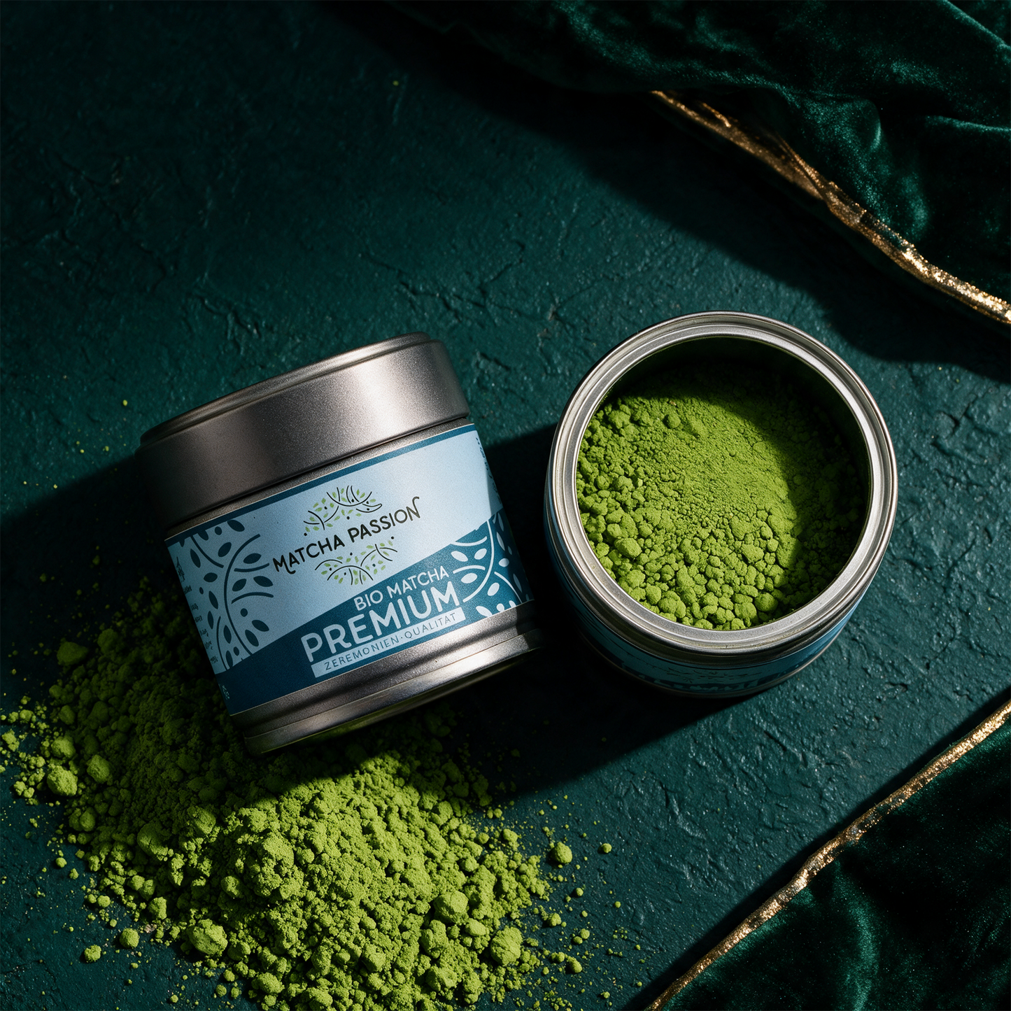 Bio Matcha Premium in alternativer Produktansicht vor dunklem Grün