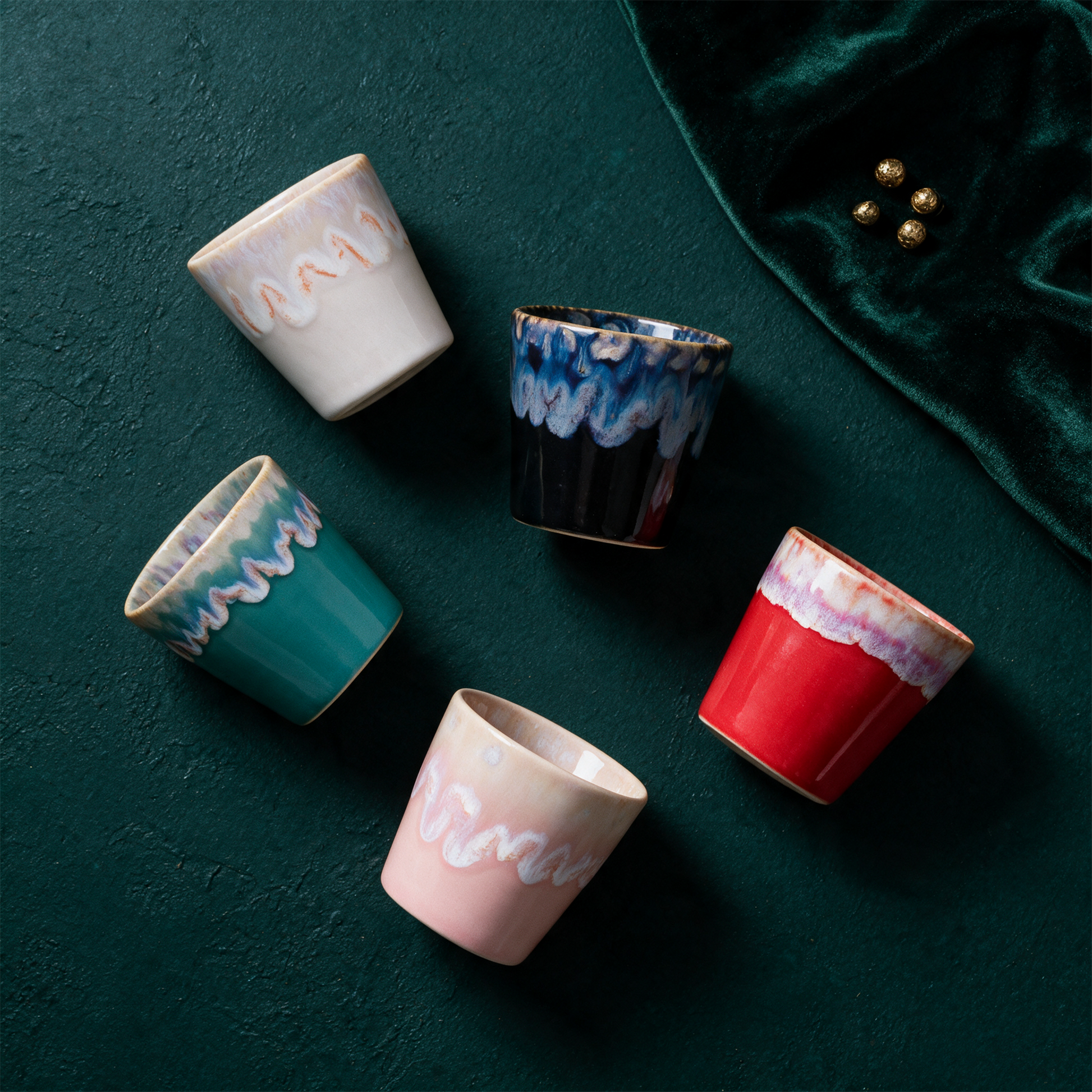 Costa Nova Espresso Cup mit weiterem Steinzeug arrangiert