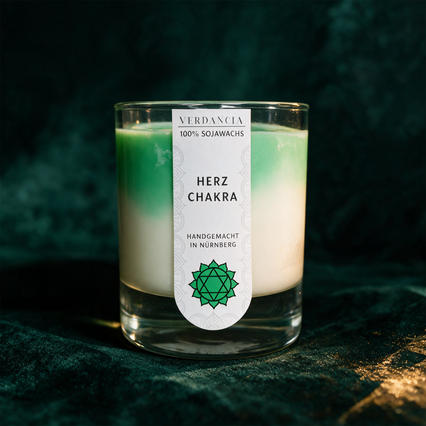 Herzchakra | Duftkerze Sojawachs â€“ entspannend â€“ Meditation â€“ Chakra Herz (grÃ¼n) â€“ Detailansicht vor tiefem SmaragdgrÃ¼n
