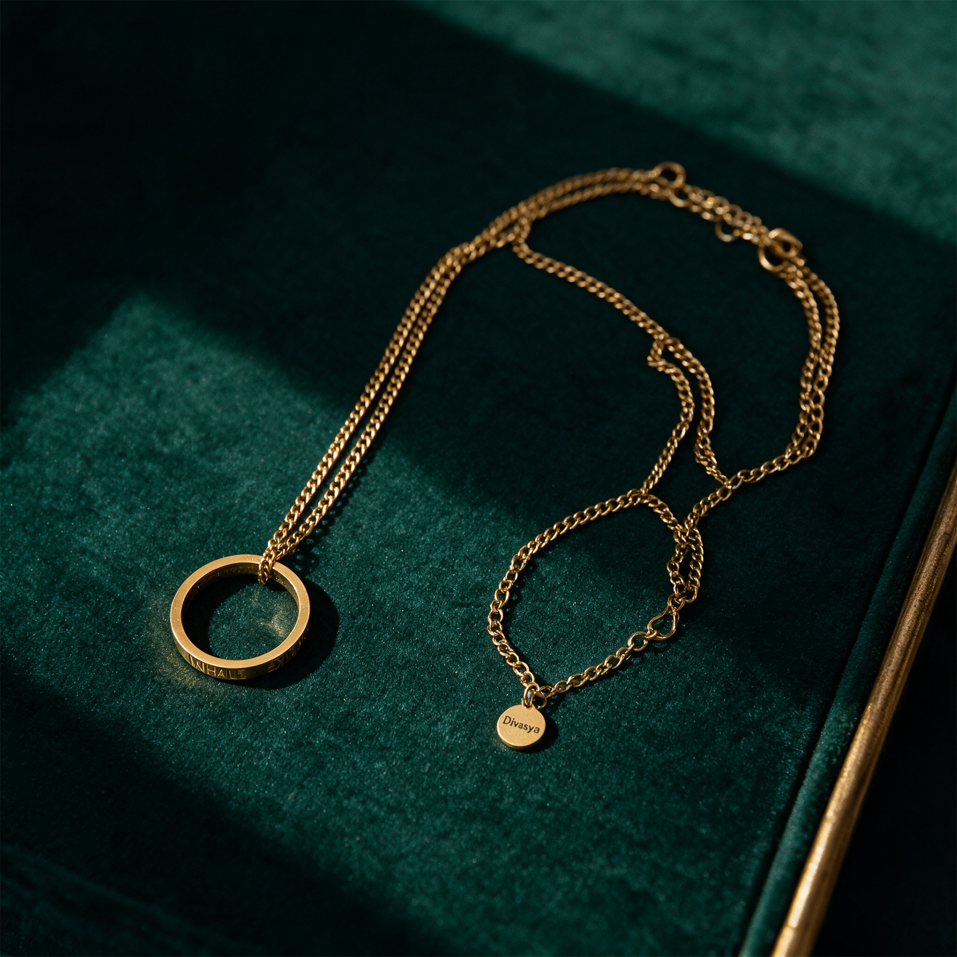 Kette mit Ring | vergoldet | Inhale Exhale â€“ alternative Produktansicht vor tiefem SmaragdgrÃ¼n