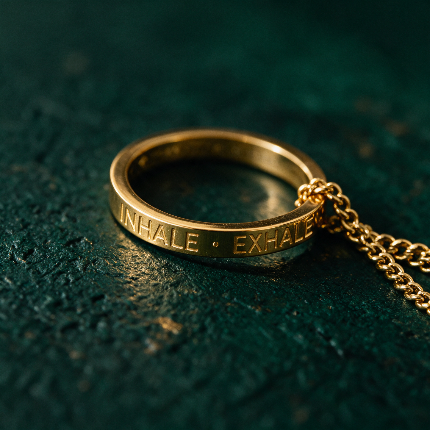 Kette mit Ring | vergoldet | Inhale Exhale â€“ Detailansicht vor tiefem SmaragdgrÃ¼n