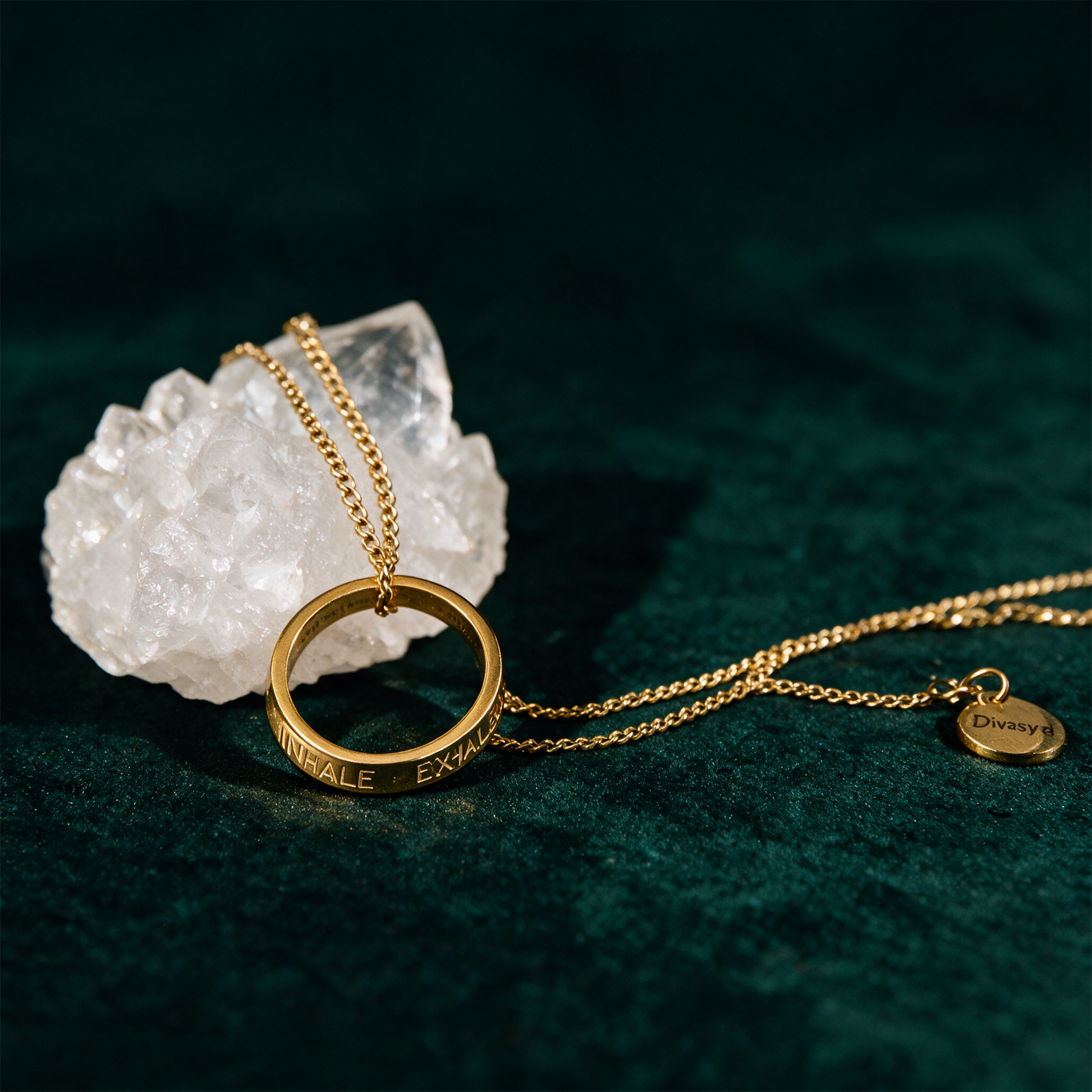Kette mit Ring | vergoldet | Inhale Exhale â€“ Anwendung vor tiefem SmaragdgrÃ¼n