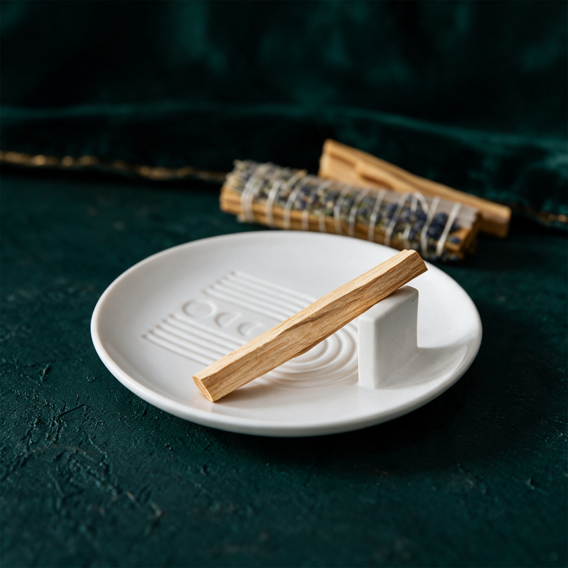 RÃ¤ucherschale Keramik weiÃŸ | Ã˜ 13 cm fÃ¼r Palo Santo & RÃ¤ucherbÃ¼ndel â€“ Anwendung vor tiefem SmaragdgrÃ¼n