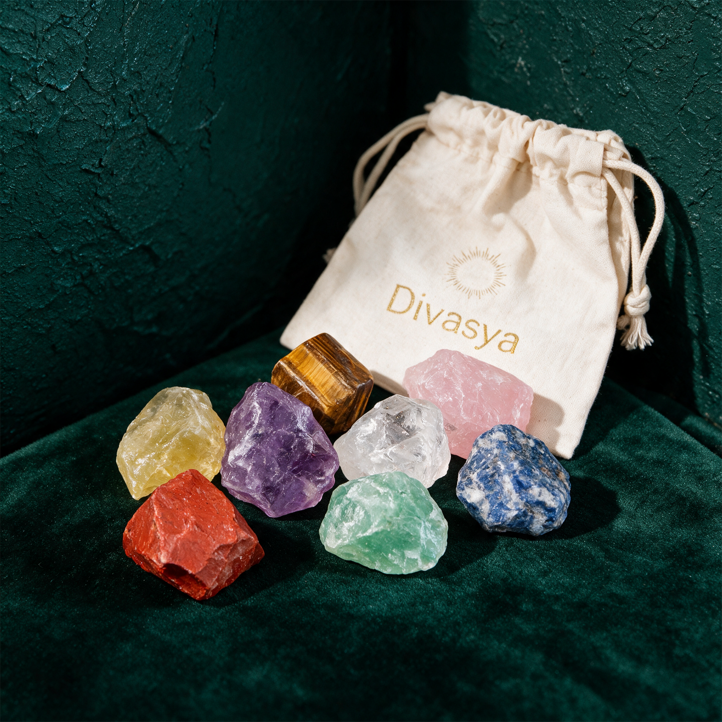 Chakra Steine Set | 8 echte Rohsteine fÃ¼r Meditation & Energiearbeit â€“ alternative Produktansicht vor tiefem SmaragdgrÃ¼n