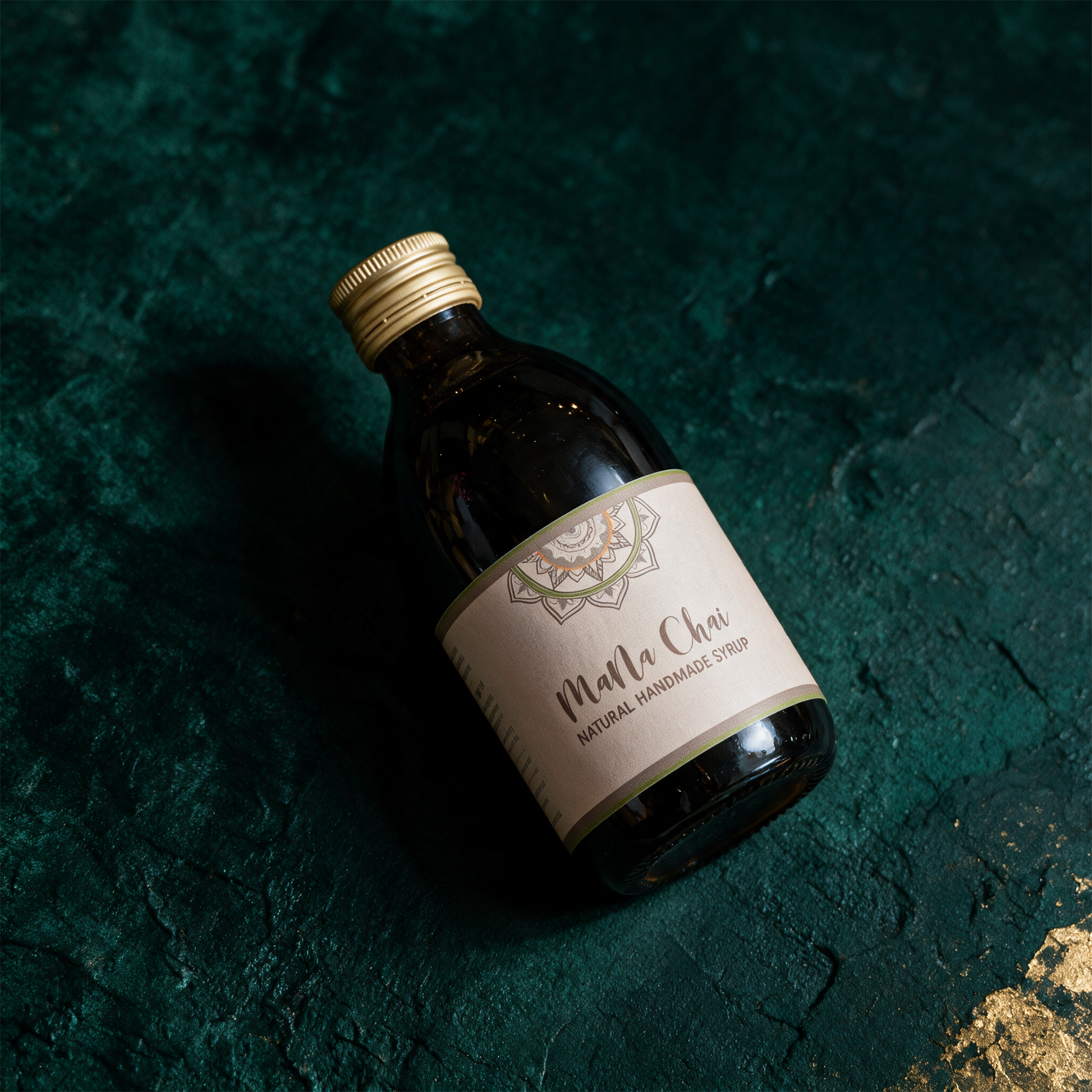 Mana Chai Sirup | Ayurvedischer Chai-Sirup, vegan & koffeinfrei â€“ alternative Produktansicht vor tiefem SmaragdgrÃ¼n