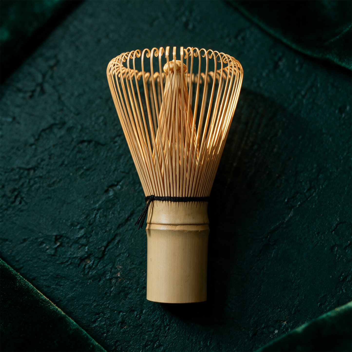 Chasen Matcha-Besen | Traditioneller Bambusbesen fÃ¼r cremigen Schaum â€“ Detailansicht vor tiefem SmaragdgrÃ¼n