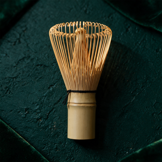 Chasen Matcha-Besen | Traditioneller Bambusbesen fÃ¼r cremigen Schaum â€“ Detailansicht vor tiefem SmaragdgrÃ¼n