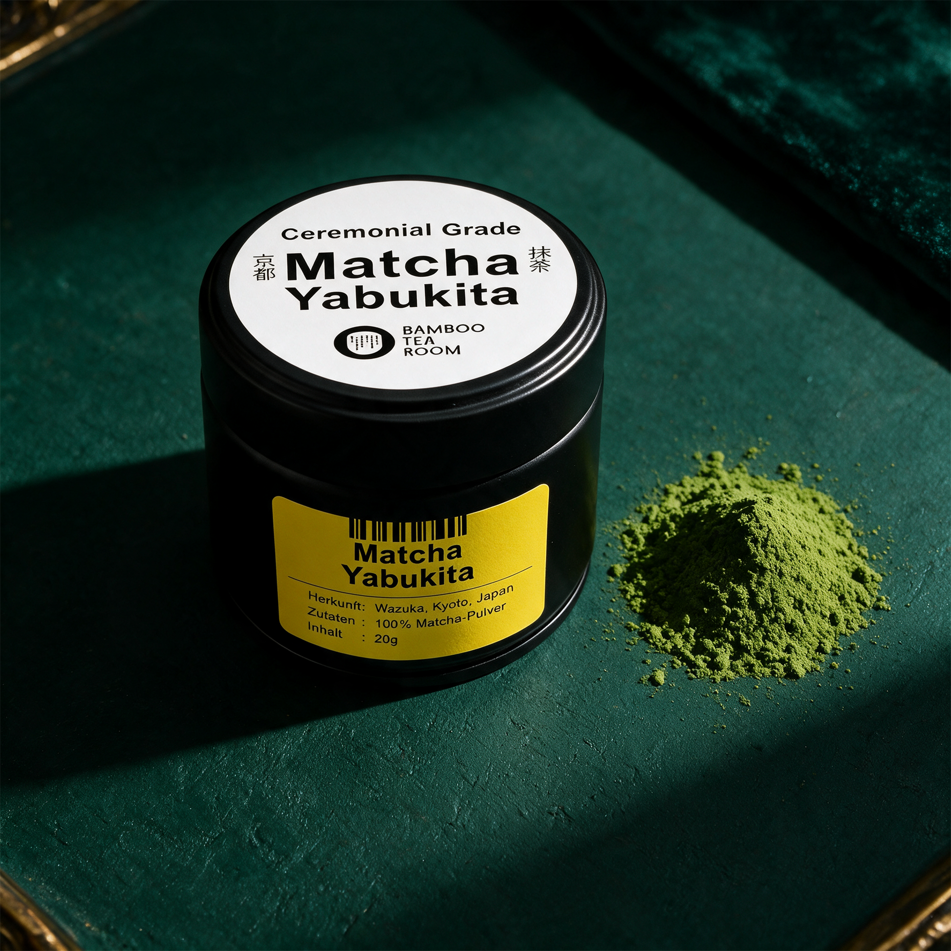 Matcha Yabukita | Single Cultivar Matcha, frisch & nussig â€“ Material- und Setansicht vor tiefem SmaragdgrÃ¼n