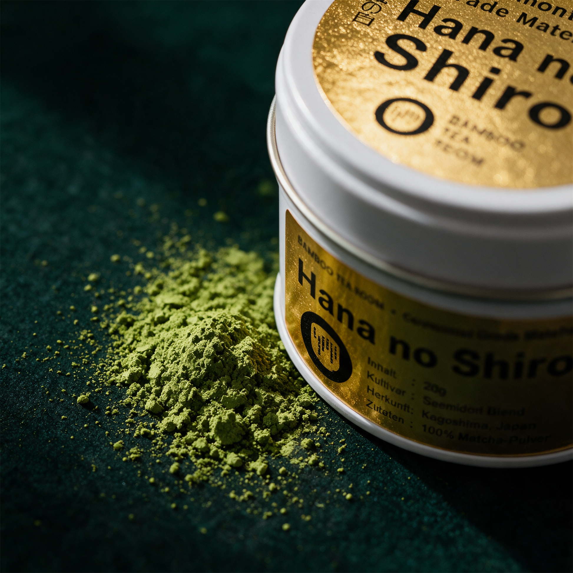 Matcha Hana no Shiro | Zeremonieller Matcha aus Kagoshima â€“ Detailansicht vor tiefem SmaragdgrÃ¼n