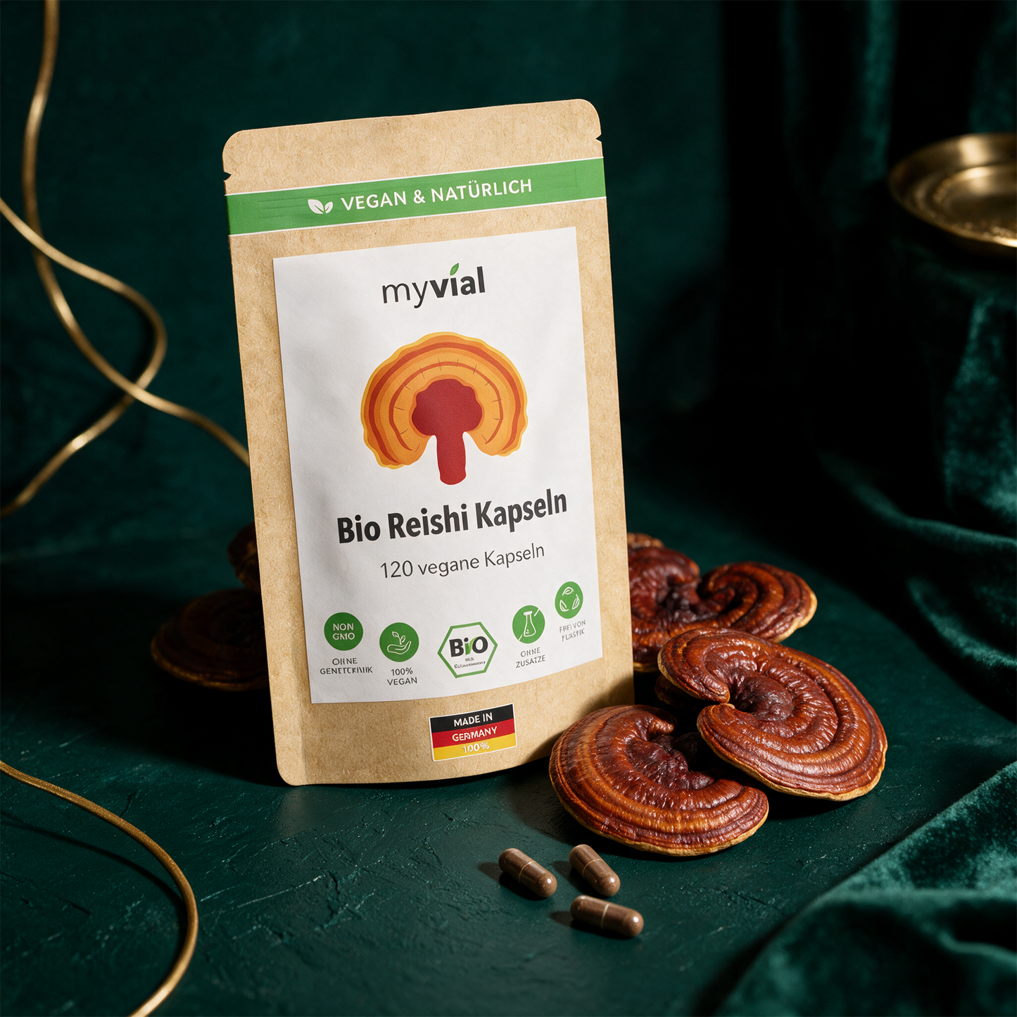 Bio Reishi Kapseln | Vitalpilz aus FruchtkÃ¶rper fÃ¼r ruhige Abende â€“ alternative Produktansicht vor tiefem SmaragdgrÃ¼n
