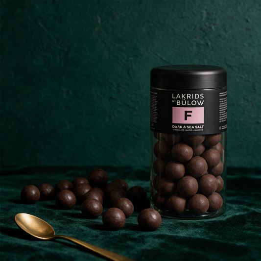 LAKRIDS by BÃ¼low Dark & Sea Salt | Lakritz mit Meersalz â€“ Material- und Setansicht vor tiefem SmaragdgrÃ¼n