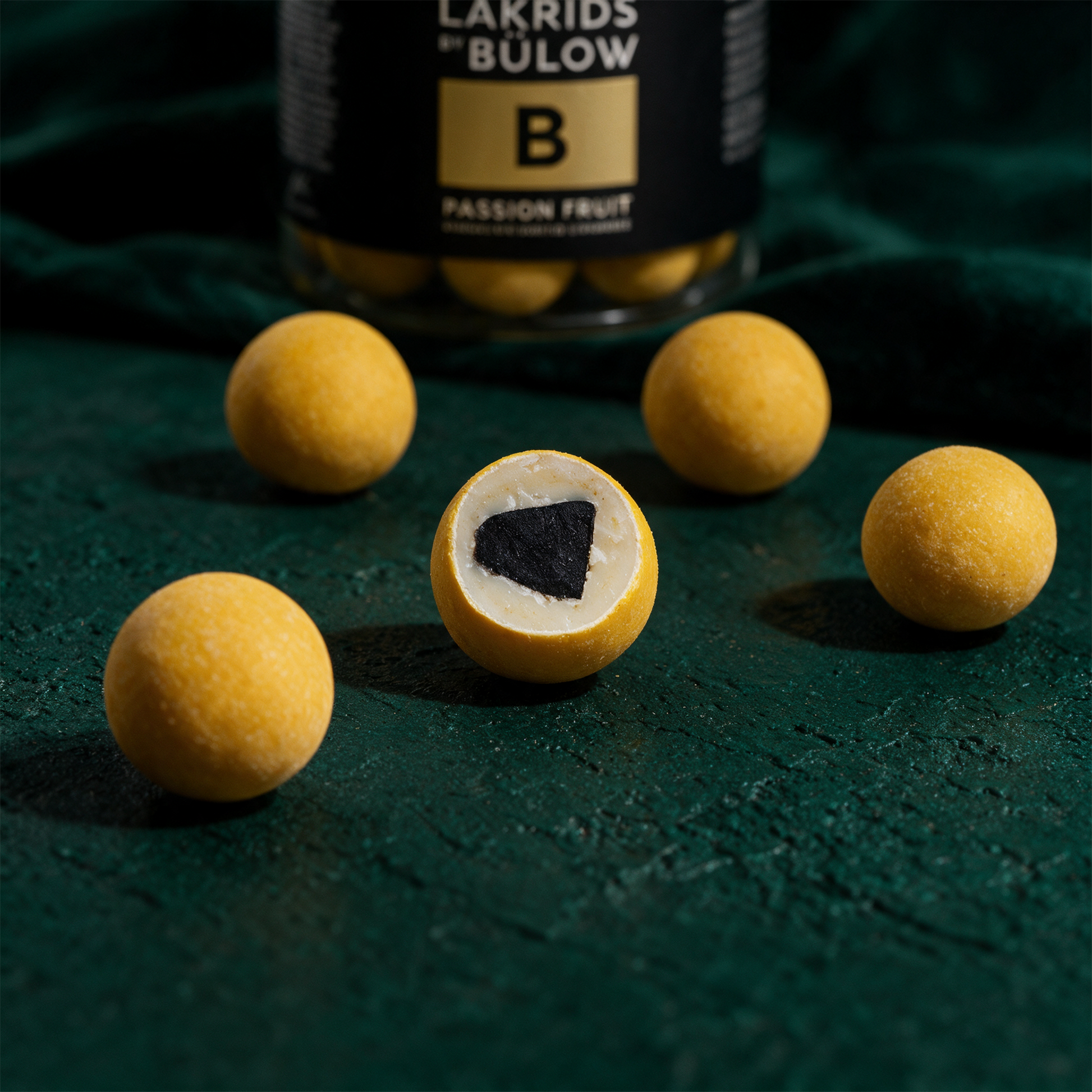 LAKRIDS by BÃ¼low Passion Fruit | Lakritz in weiÃŸer Schokolade â€“ Detailansicht vor tiefem SmaragdgrÃ¼n