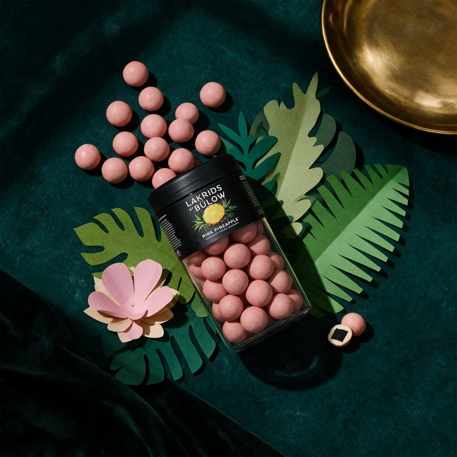 LAKRIDS by BÃ¼low Pink Pineapple | Lakritz mit Ananas & weiÃŸer Schokolade â€“ Material- und Setansicht vor tiefem SmaragdgrÃ¼n