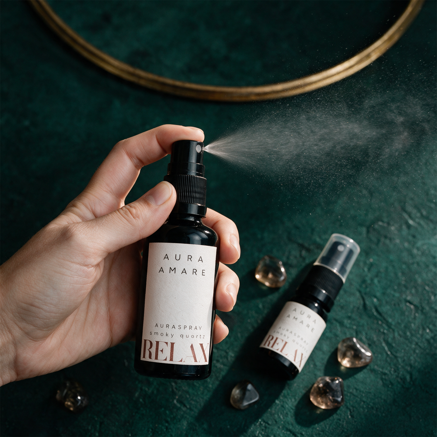 Auraspray RELAX | Aura-Spray mit Rauchquarz für Entspannung & Belastbarkeit – Material- und Setansicht vor tiefem Smaragdgrün