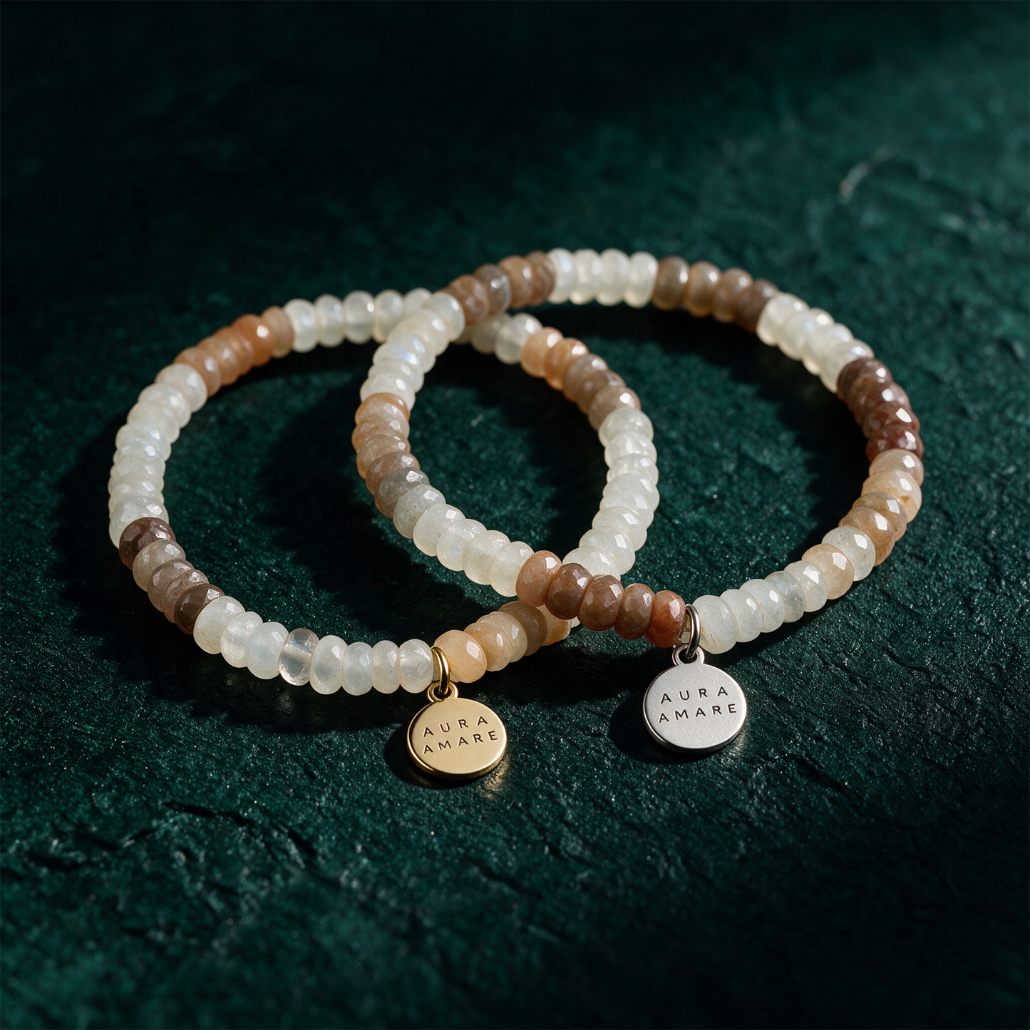 Kinder Mondstein Armband | Edelstein-Armband für Bauchgefühl & Intuition – Produktansicht vor tiefem Smaragdgrün