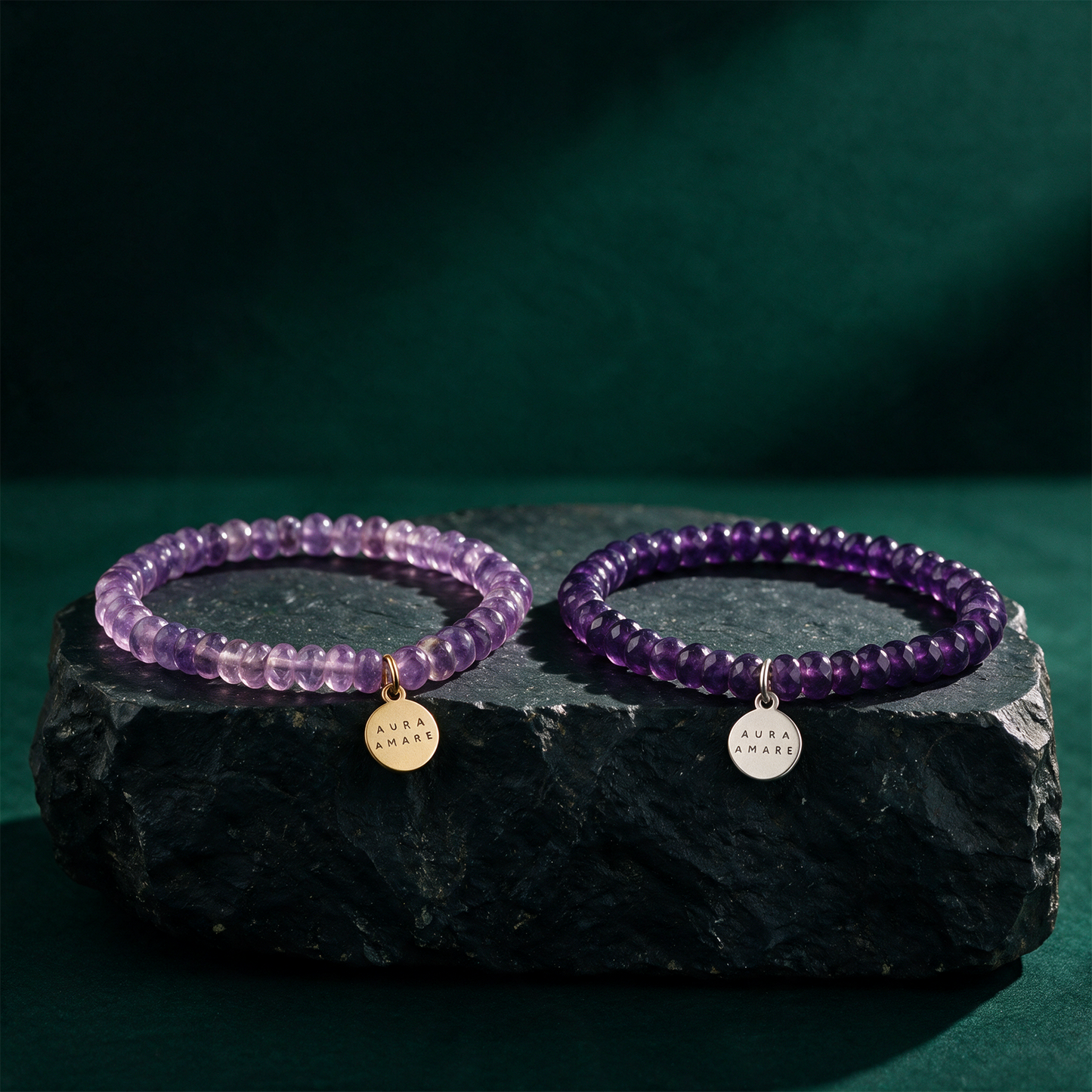 Kinder Amethyst Armband | Edelstein-Armband für Ruhe & Konzentration – Produktansicht vor tiefem Smaragdgrün