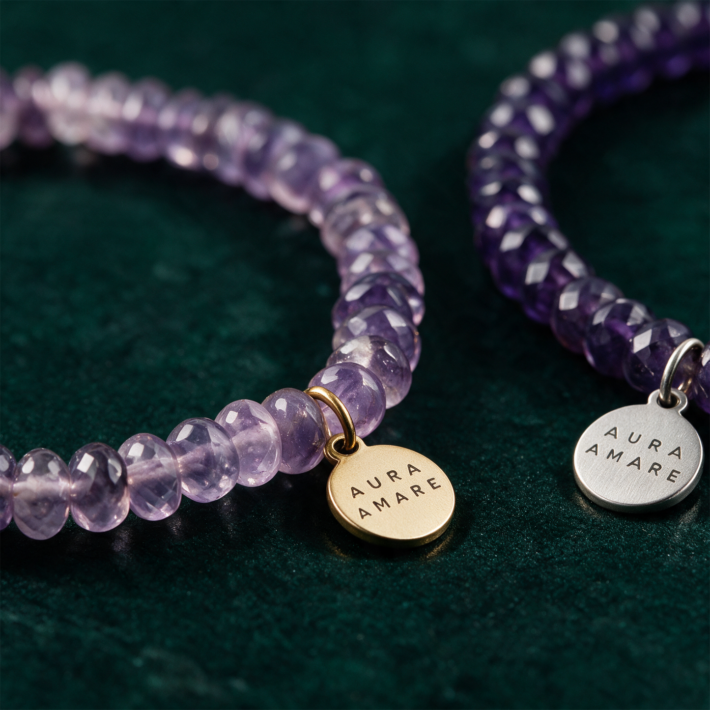 Kinder Amethyst Armband | Edelstein-Armband für Ruhe & Konzentration – Detailansicht vor tiefem Smaragdgrün