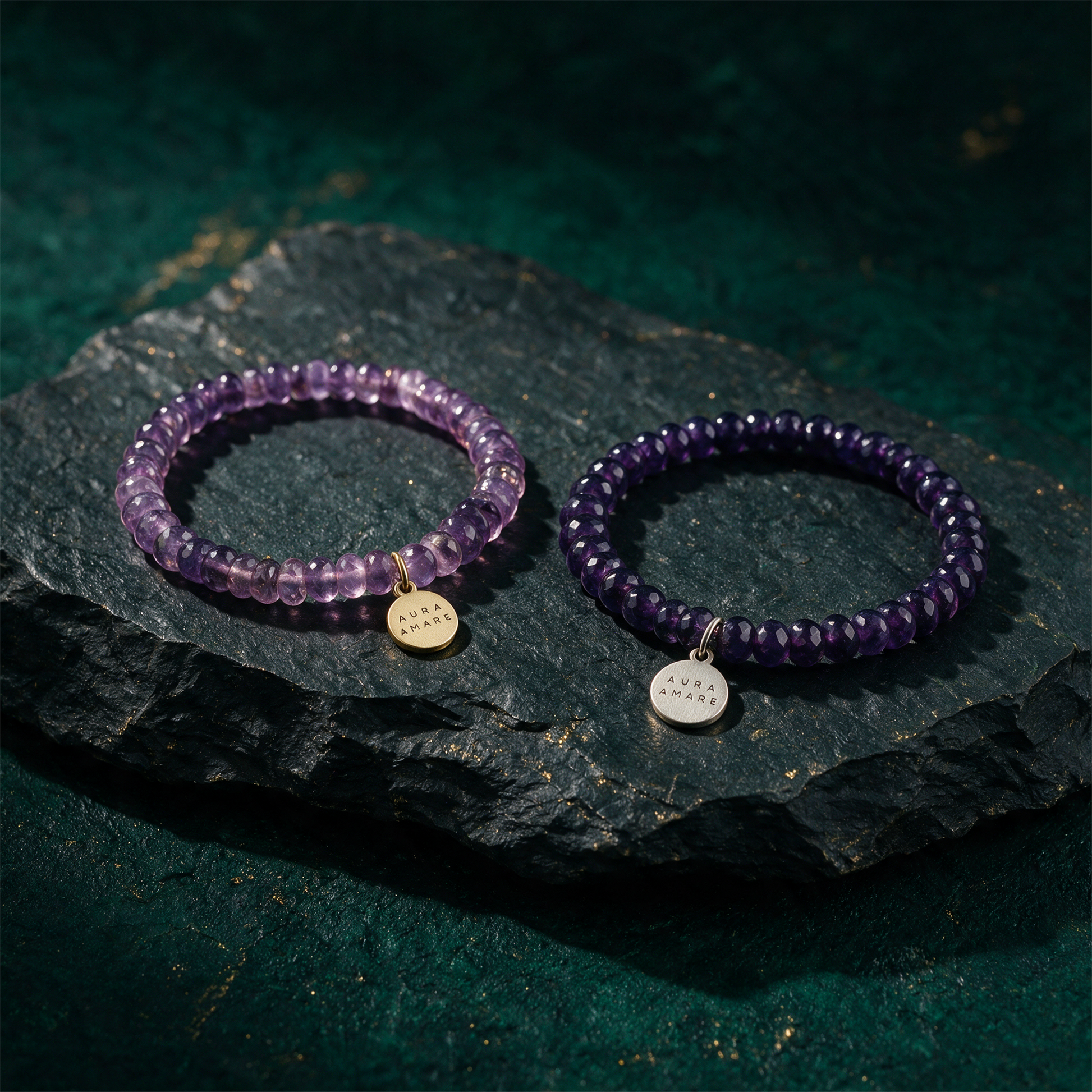 Amethyst Armband | Edelstein-Armband für Fokus, Ruhe & Intuition – Produktansicht vor tiefem Smaragdgrün