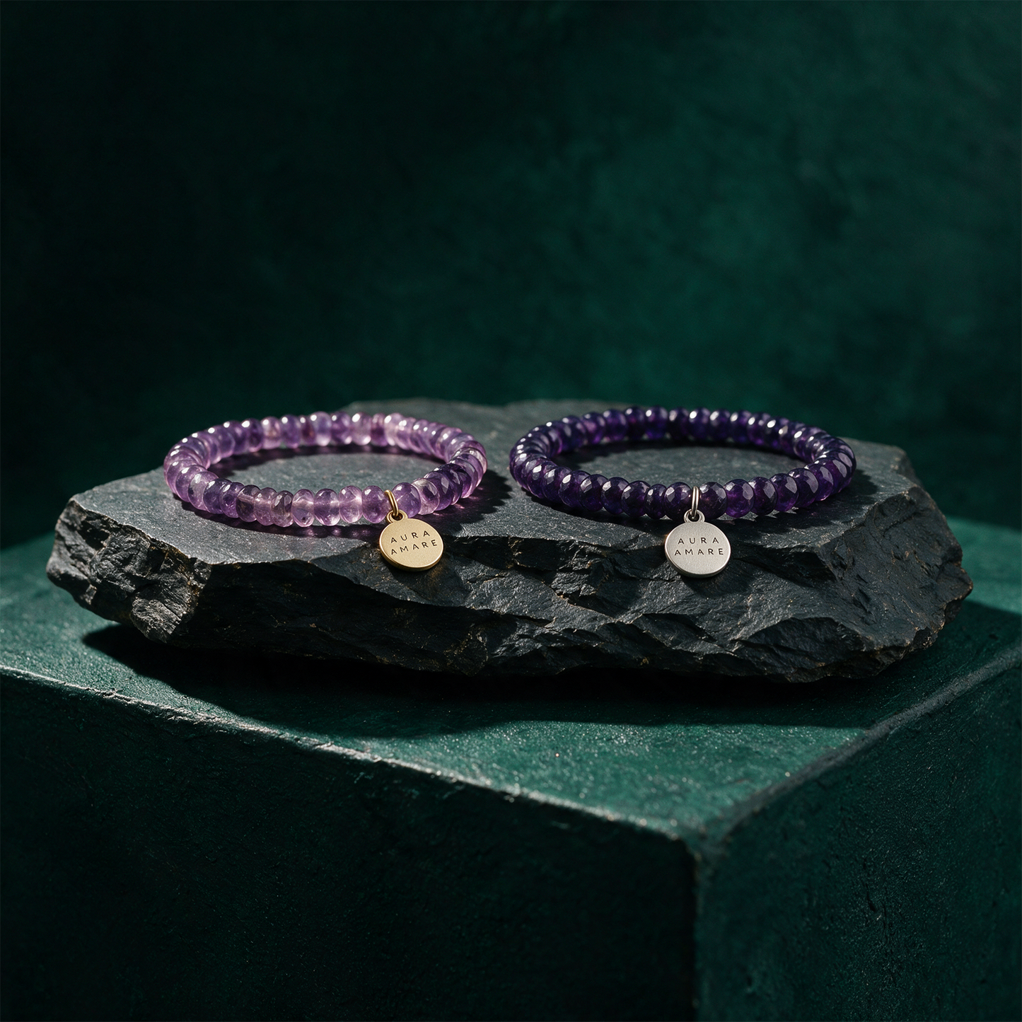 Amethyst Armband | Edelstein-Armband für Fokus, Ruhe & Intuition – Anwendung vor tiefem Smaragdgrün