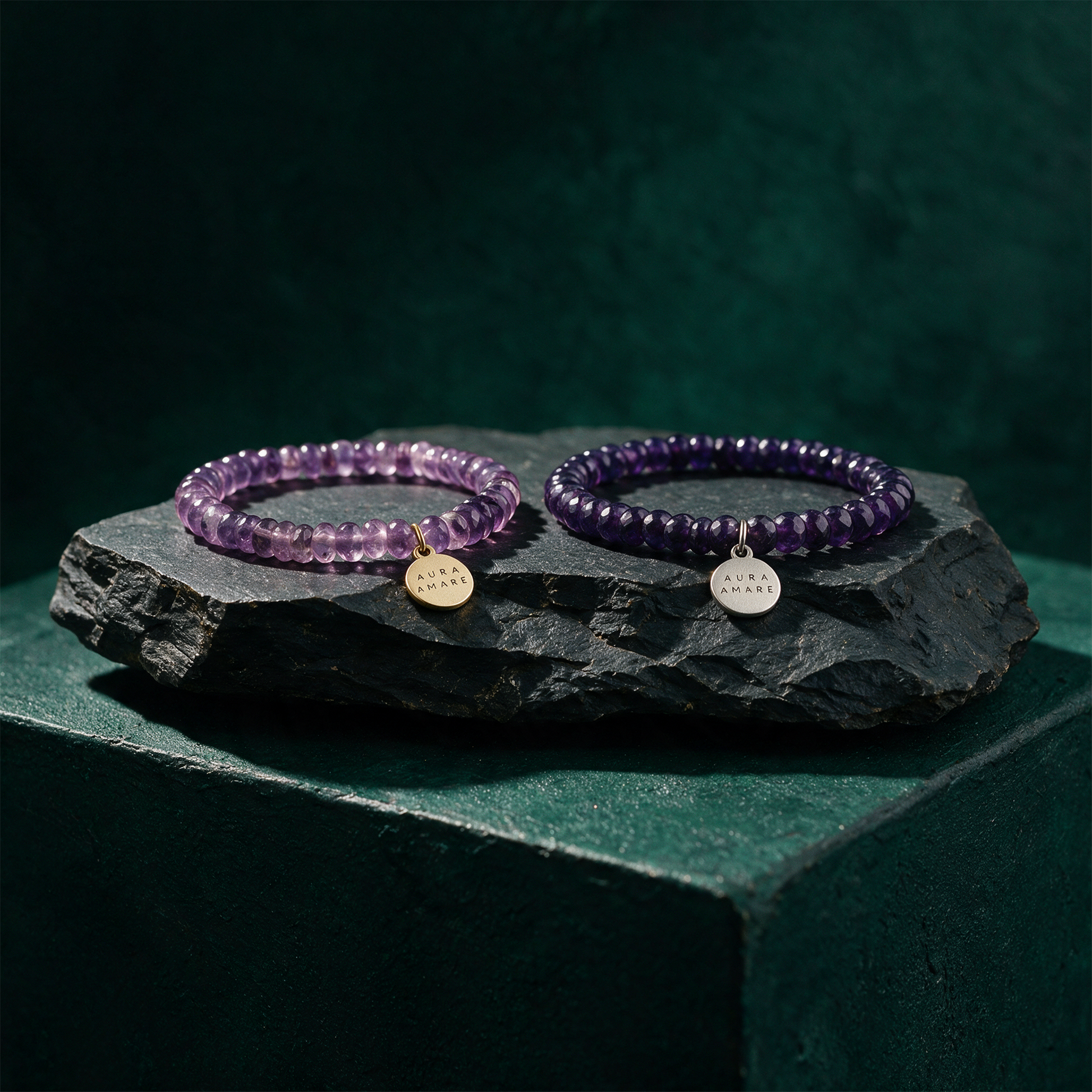 Amethyst Armband | Edelstein-Armband für Fokus, Ruhe & Intuition – Anwendung vor tiefem Smaragdgrün