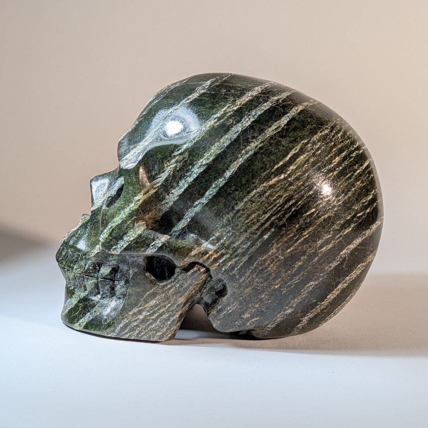 Kristallschädel Henry XL Serpentin Seitenansicht