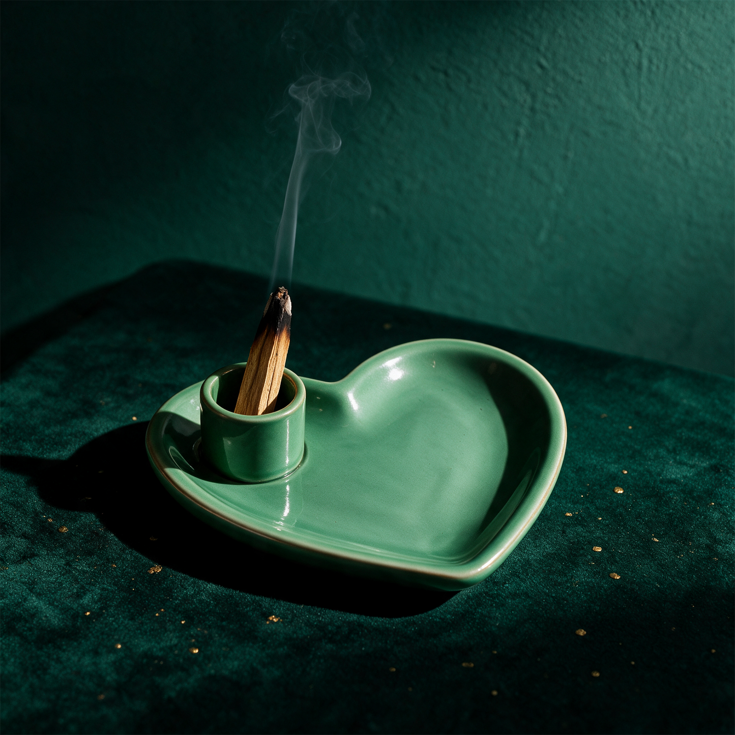 Räucherschale Herz grün | Keramik-Herzschale für Smudge & Palo Santo – alternative Produktansicht vor tiefem Smaragdgrün