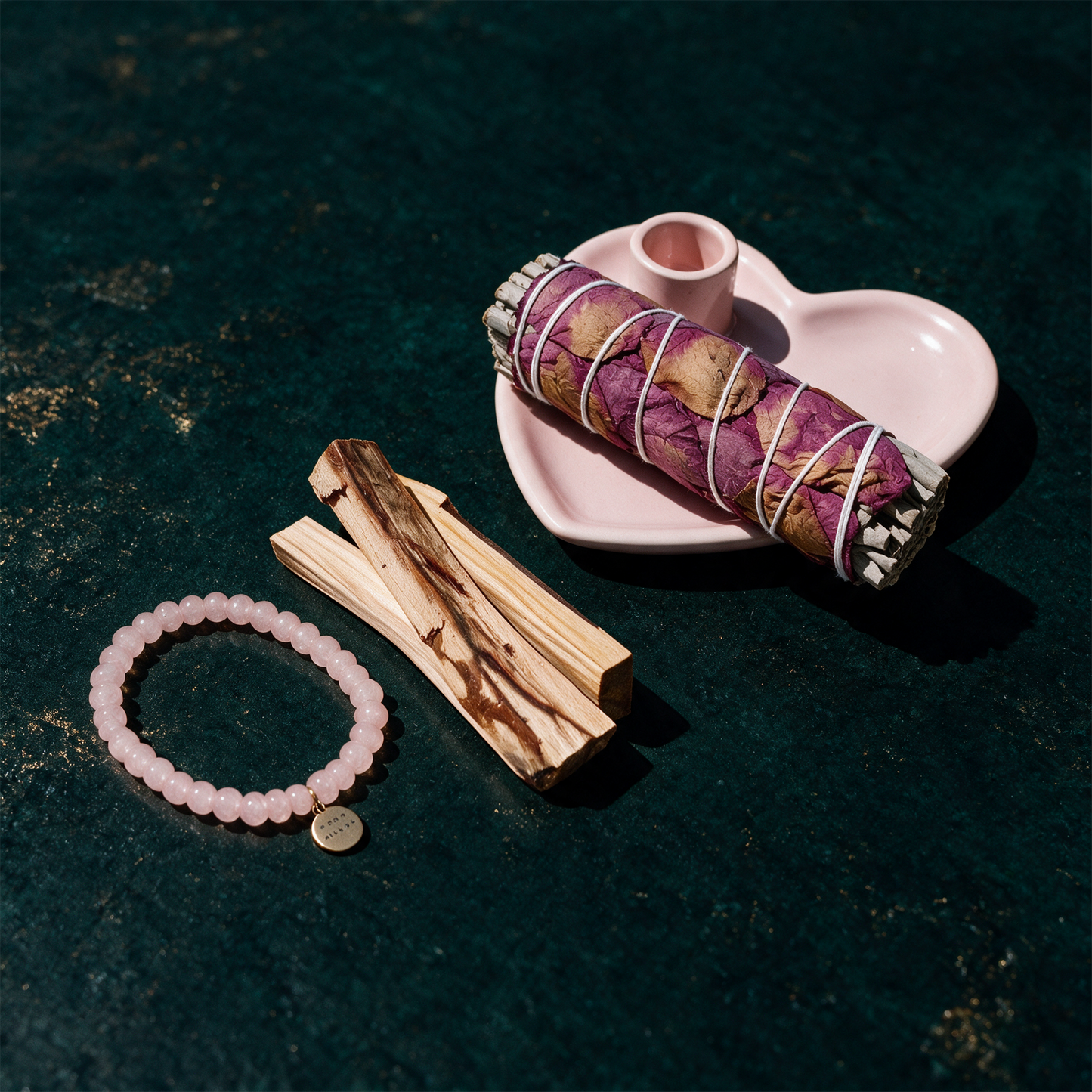 Geschenk-Set LOVE | Rosenquarz, Räucherbündel & Palo Santo für Herzöffnung – alternative Produktansicht vor tiefem Smaragdgrün