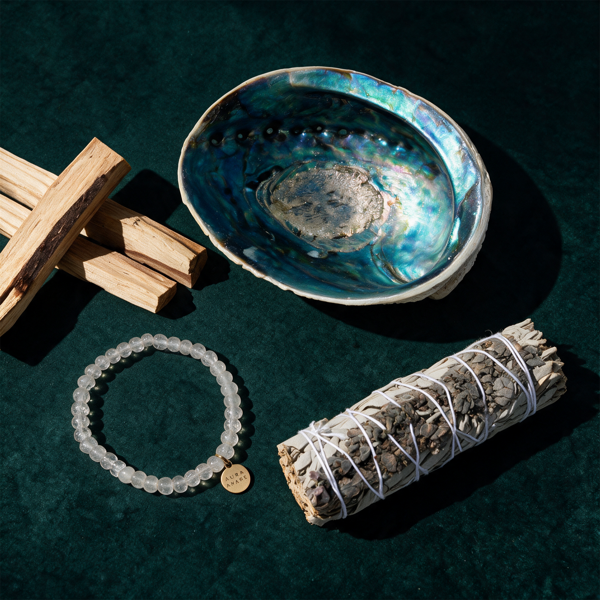 Geschenk-Set OMMM | Ritual-Set für Klarheit, Ruhe & Balance – Produktansicht vor tiefem Smaragdgrün