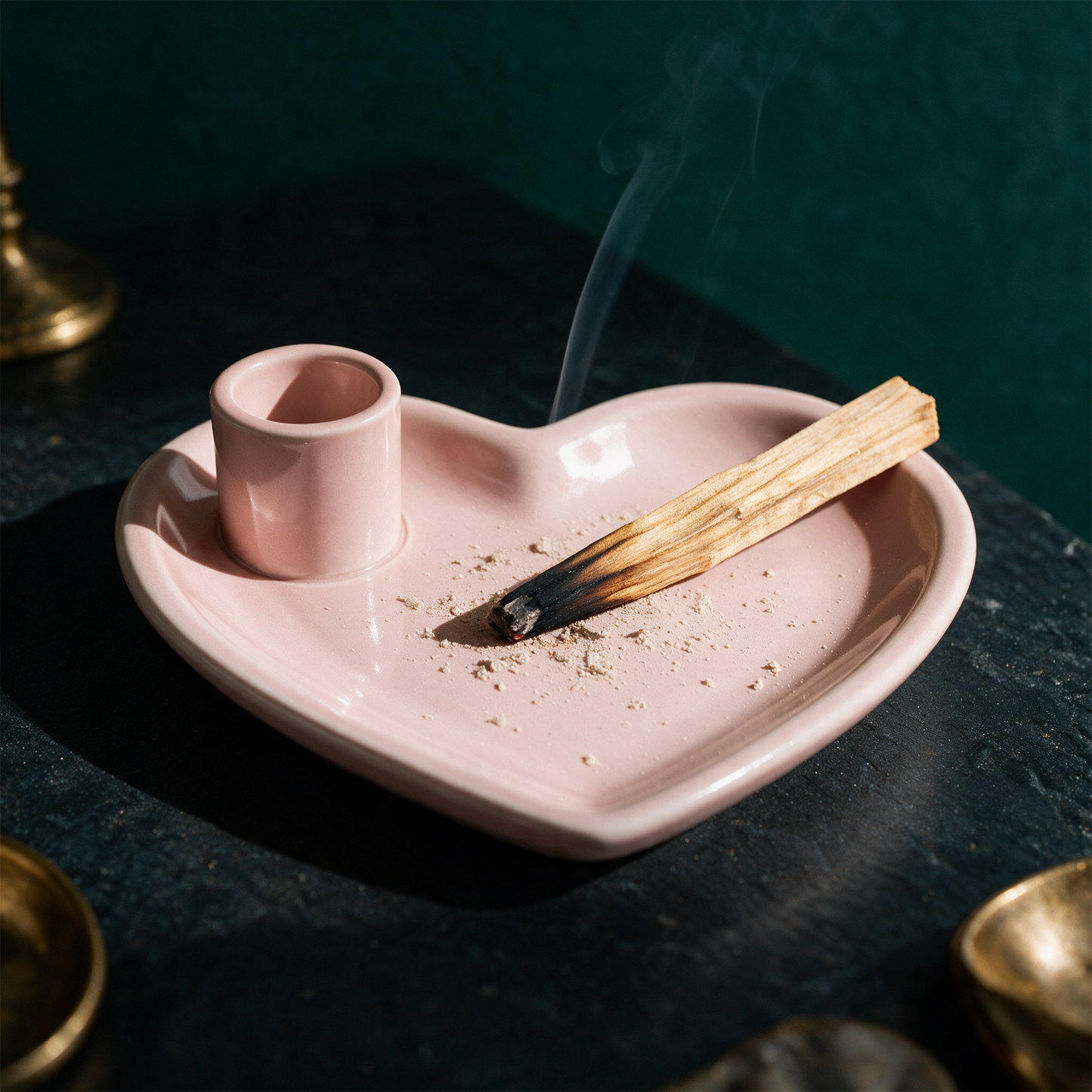 Räucherschale Herz rosa | Keramik-Herzschale für Smudge & Palo Santo – Produktansicht vor tiefem Smaragdgrün