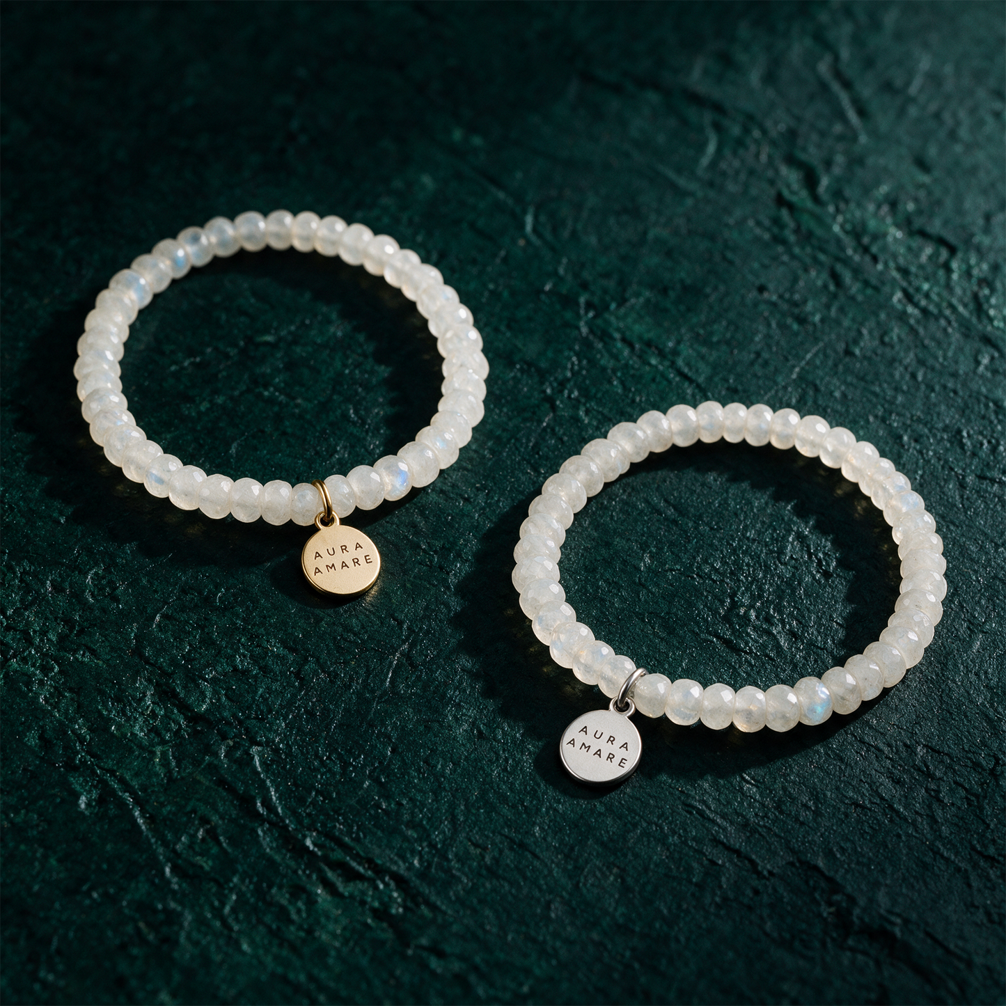 Regenbogen-Mondstein Armband | Edelstein-Armband für Intuition & Wandel – alternative Produktansicht vor tiefem Smaragdgrün