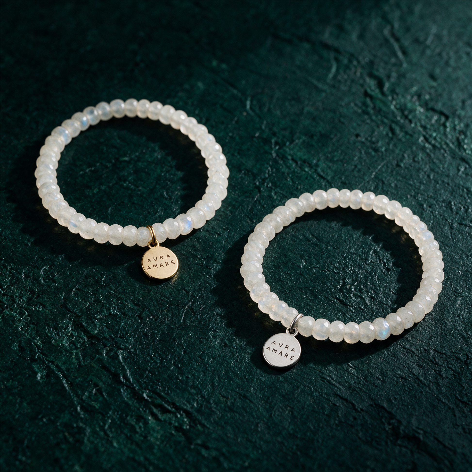 Regenbogen-Mondstein Armband | Edelstein-Armband für Intuition & Wandel – alternative Produktansicht vor tiefem Smaragdgrün
