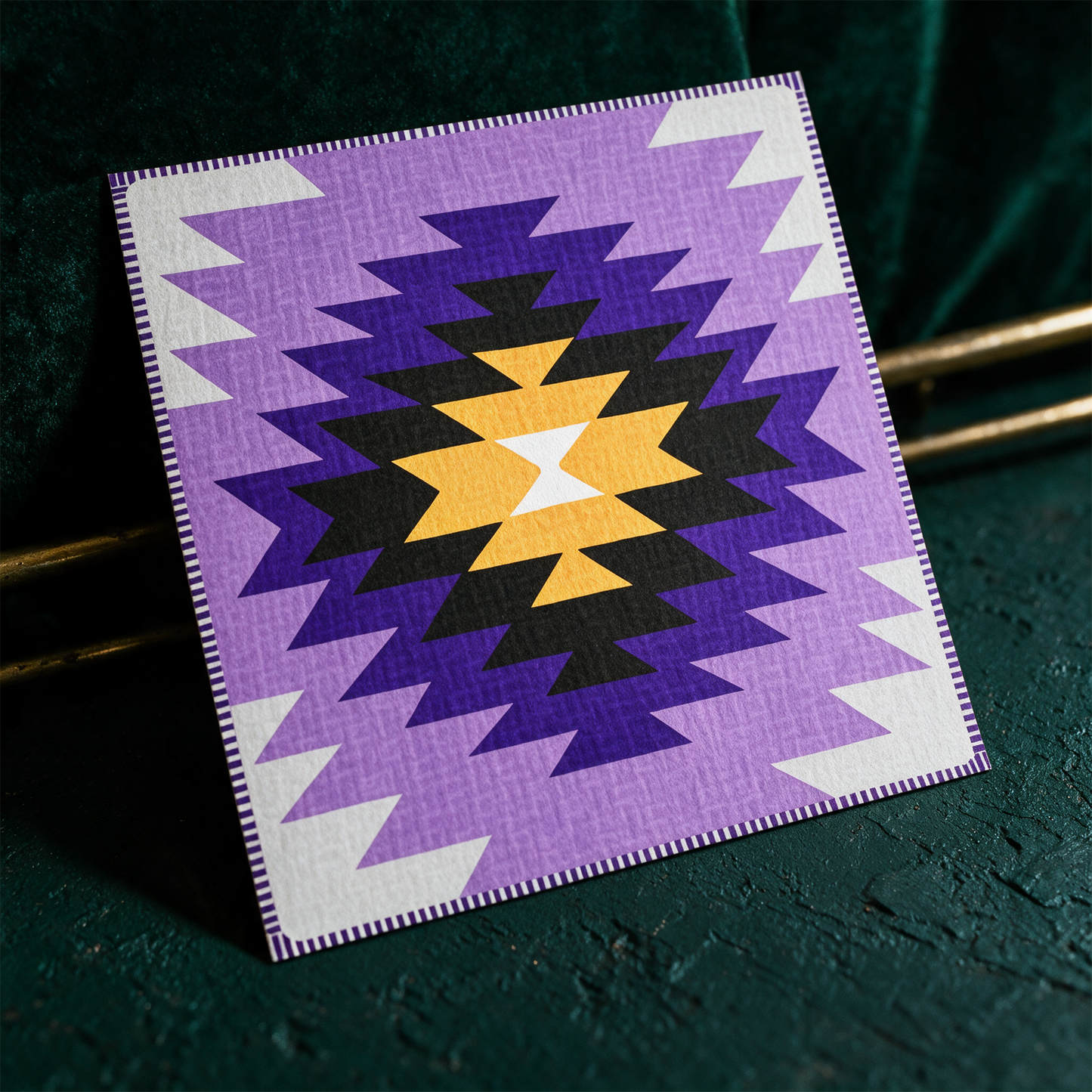 Kunstdruck Kilim Yamka violett | Boho-Wandkunst mit Weblook – alternative Produktansicht vor tiefem Smaragdgrün