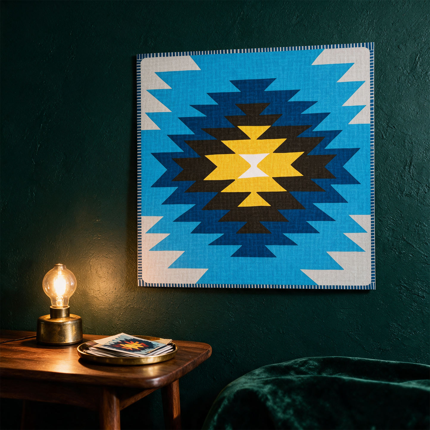 Kunstdruck Kilim Yamka azurblau | Boho-Wandkunst mit Weblook – Anwendung vor tiefem Smaragdgrün