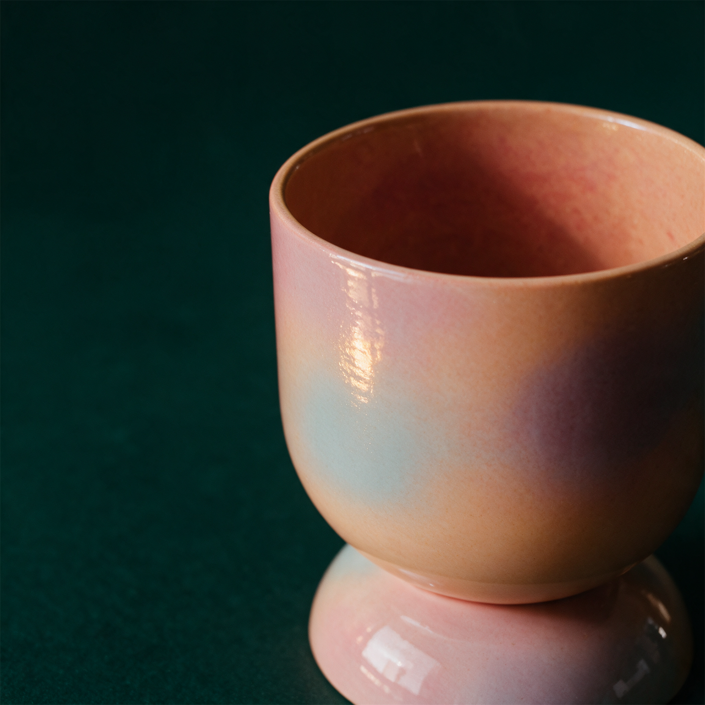 EUPHORIA LARGE POT AND SAUCER – Detailansicht vor tiefem Smaragdgrün