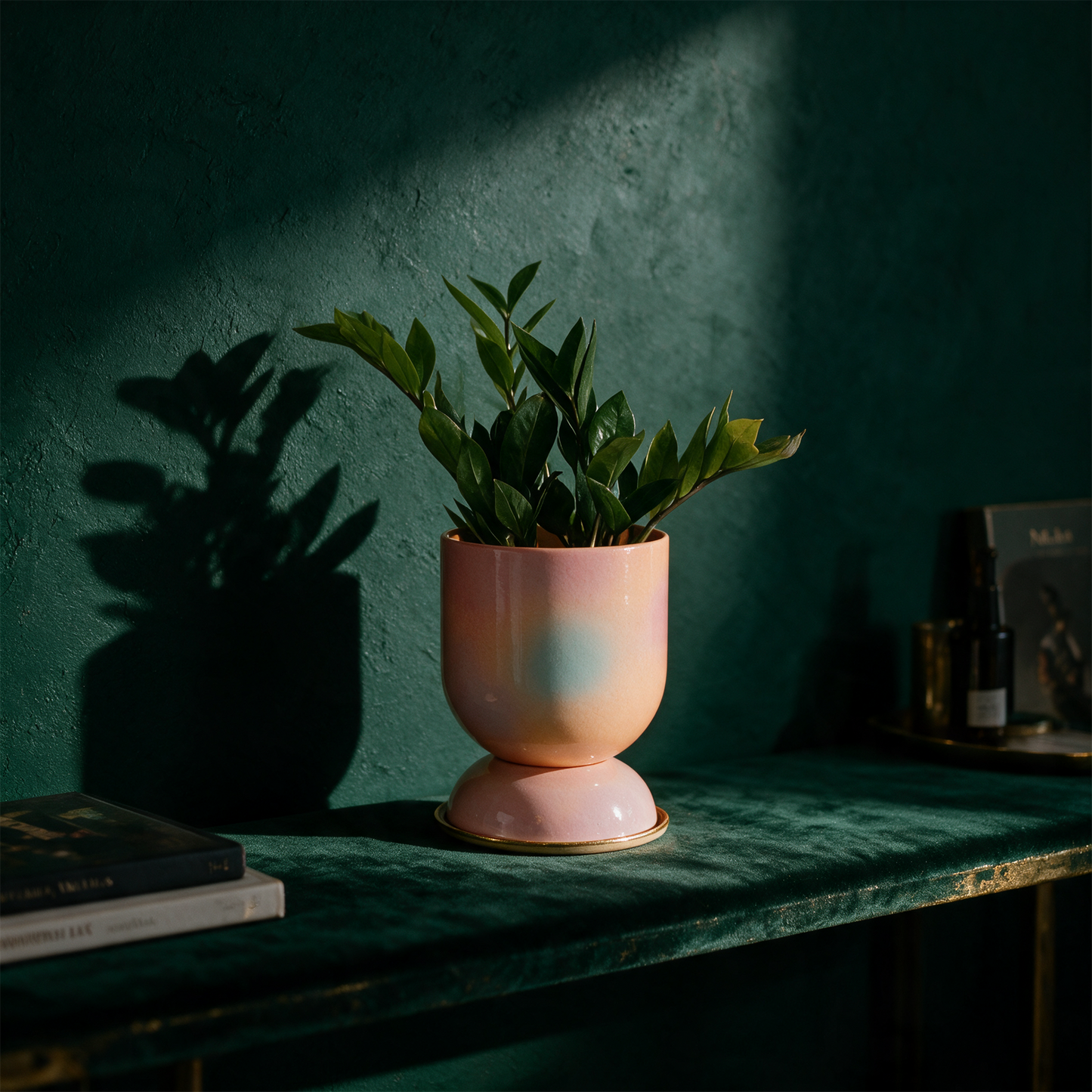 EUPHORIA LARGE POT AND SAUCER – Anwendung vor tiefem Smaragdgrün