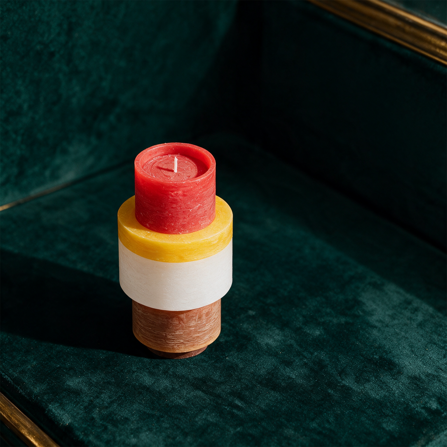 CANDLE STACK 05- YELLOW – alternative Produktansicht vor tiefem Smaragdgrün