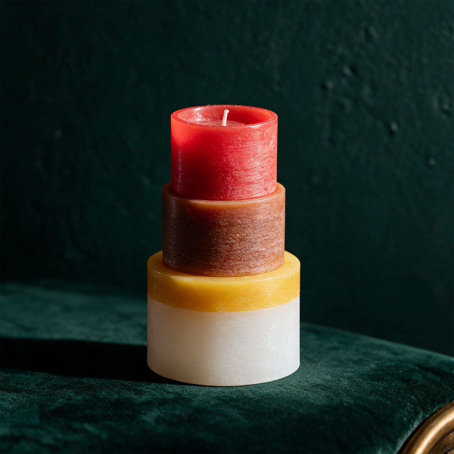 CANDLE STACK 05- YELLOW – Detailansicht vor tiefem Smaragdgrün