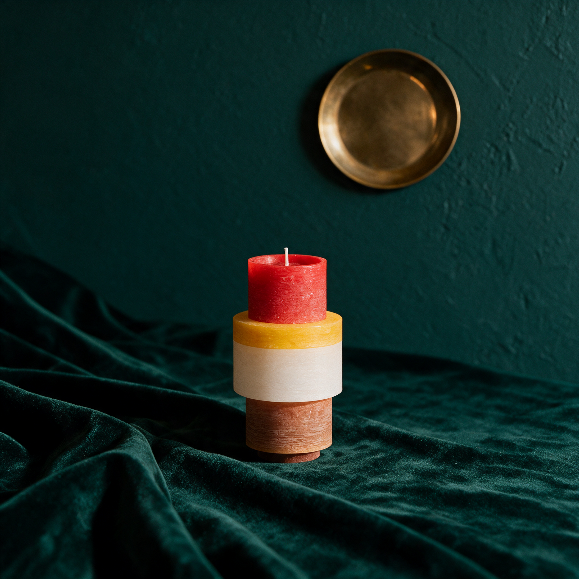 CANDLE STACK 05- YELLOW – Anwendung vor tiefem Smaragdgrün